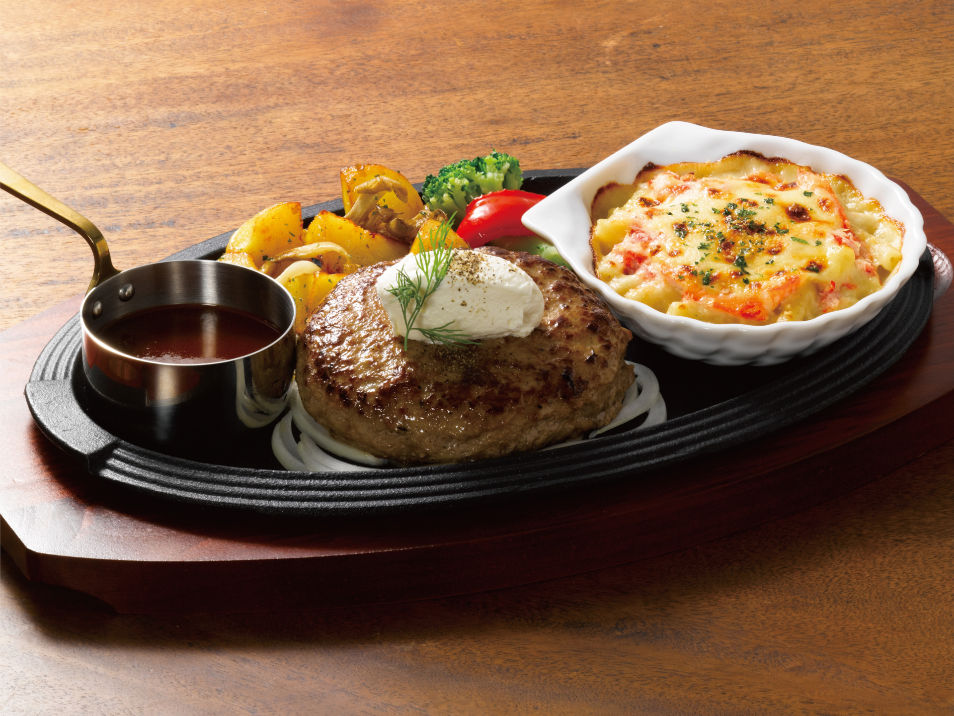 「マスカルポーネの黒×黒ハンバーグ＆国産紅ずわい蟹のグラタン」（3058円）