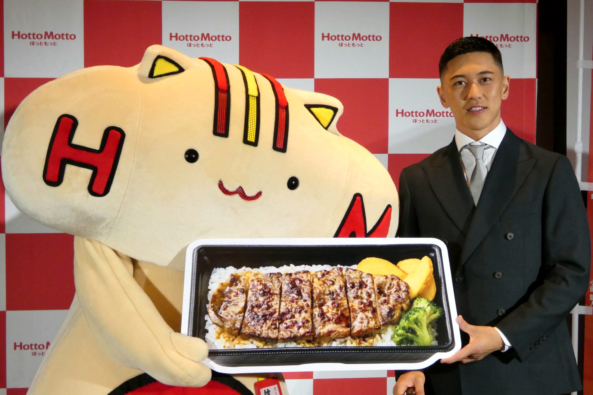 「アンガスビーフステーキ重」をアピールする小田凱人選手