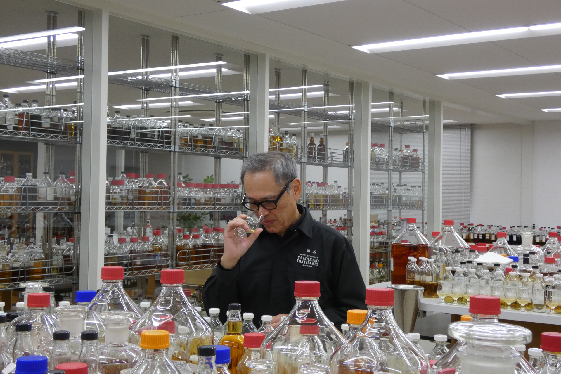 ブレンダー室でテイスティングする主席ブレンダーの輿石太氏
