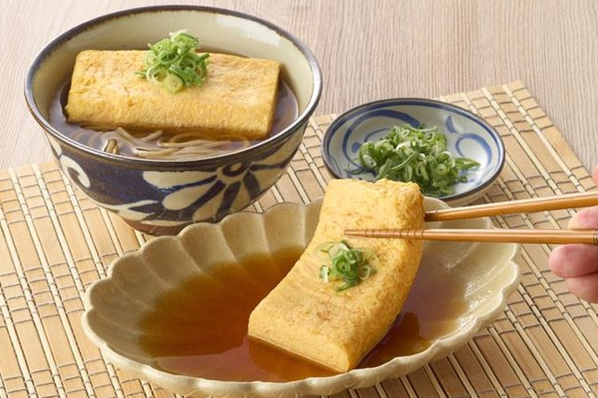 つゆがしみ込んだ熱々のだし巻き玉子のそばが楽しめる