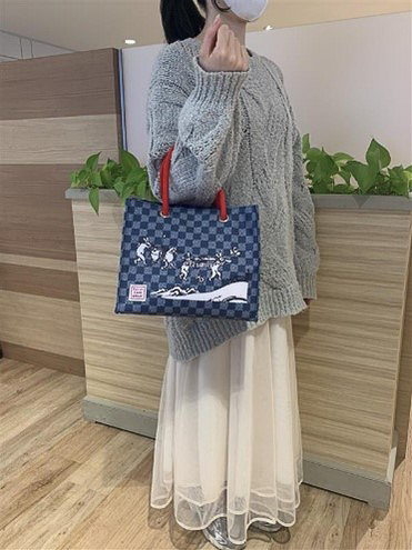 ハンドルは赤と黄色の2色（ランダムでいずれか1色）