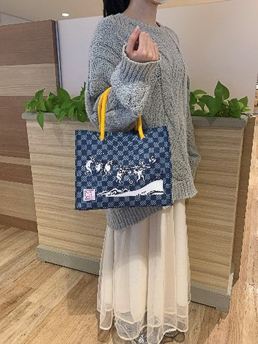 ハンドルは赤と黄色の2色（ランダムでいずれか1色）