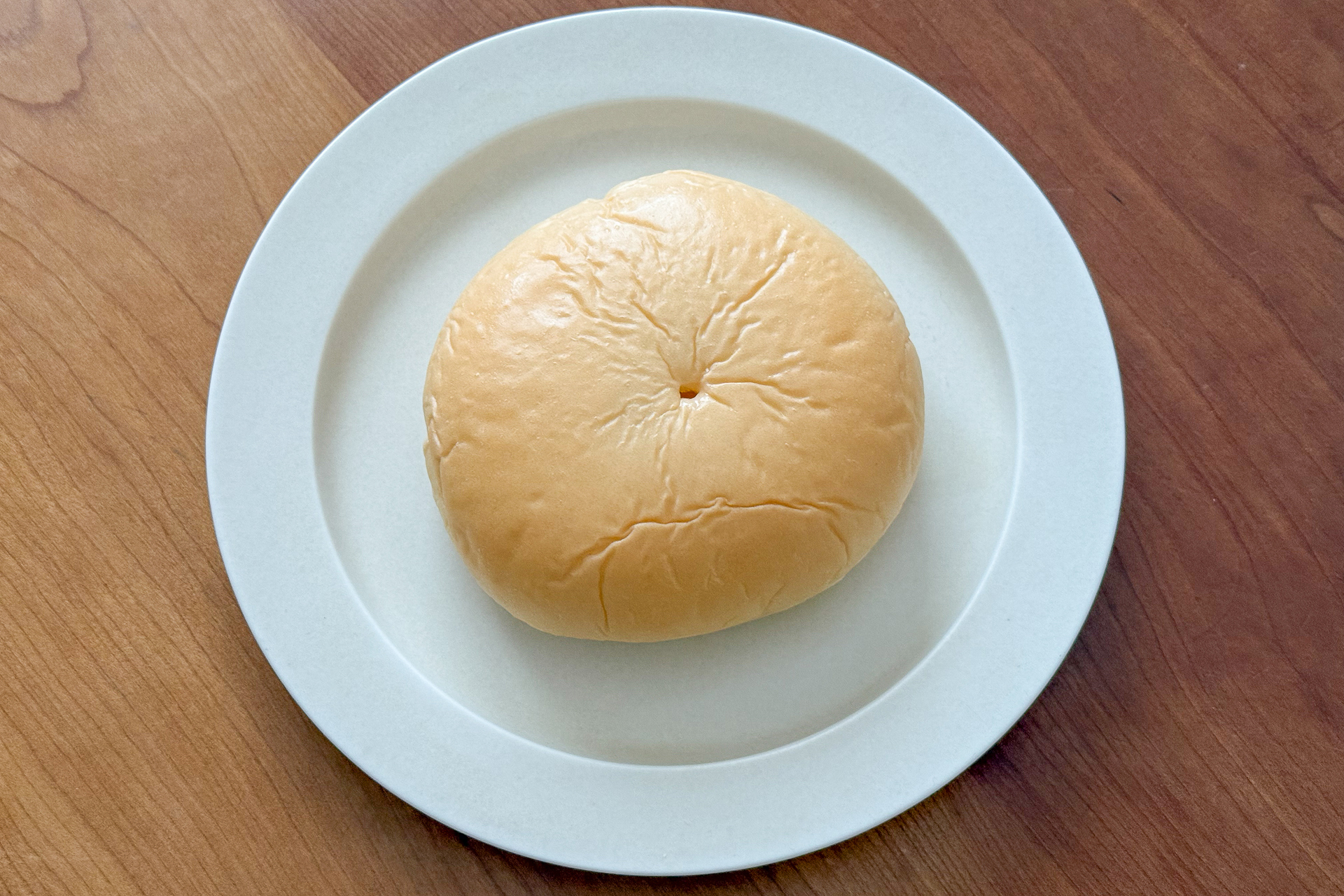 中央の穴はクリームを注入するためのもの