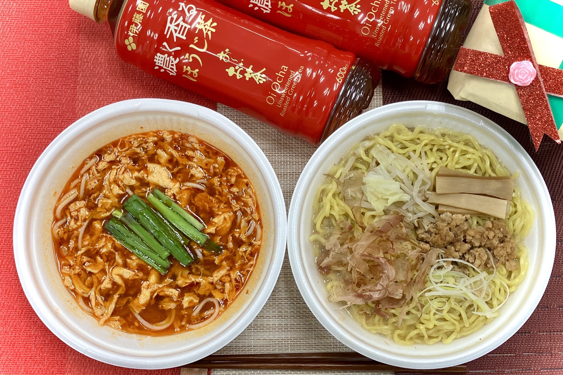 「つるっとプリっと麺 ピリ辛玉子スープ辛麺」（左）と「マルニ味噌らーめん監修 大盛みそラーメン」（右）