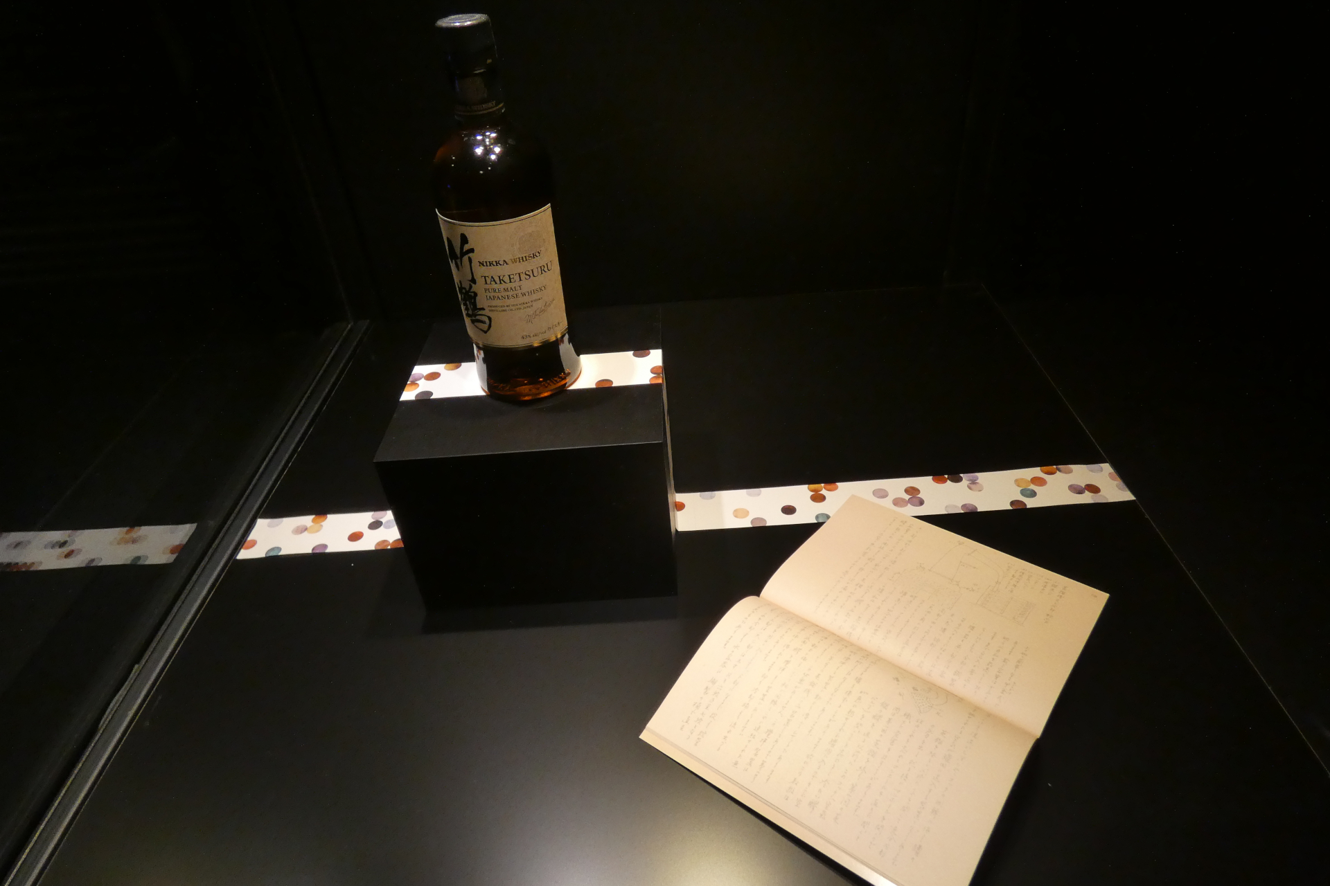 竹鶴ノートが竹鶴ピュアモルトのボトルと一緒に展示されている