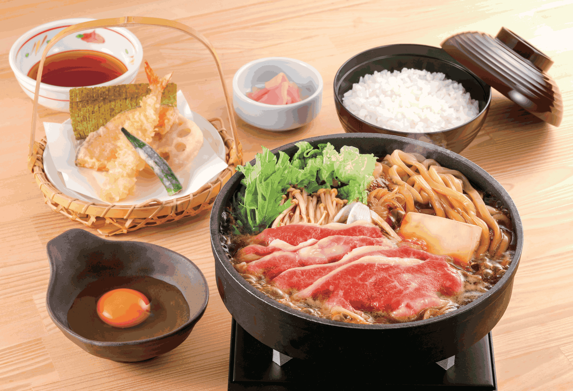 「黒毛和牛の牛すきうどん鍋定食 ～海老天ぷら盛り合わせ付～」（2748円）