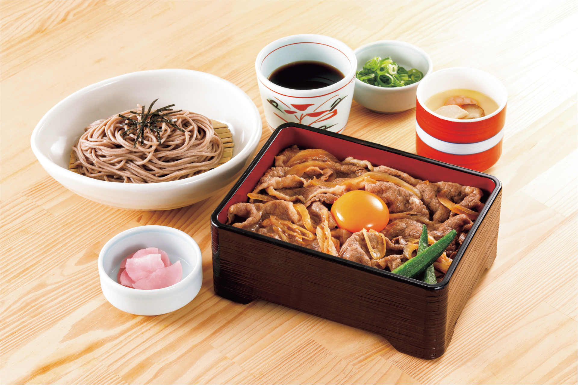 「黒毛和牛のすき焼き重」（2528円）