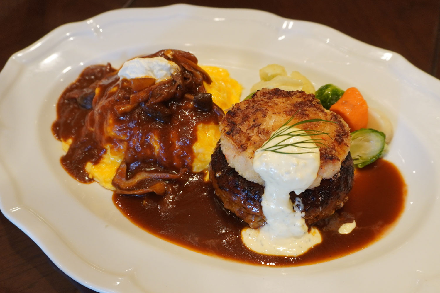 ロイヤルホスト「オムライス～国産牛のハッシュドビーフソース～＆クラブケーキのせ黒×黒ハンバーグ」