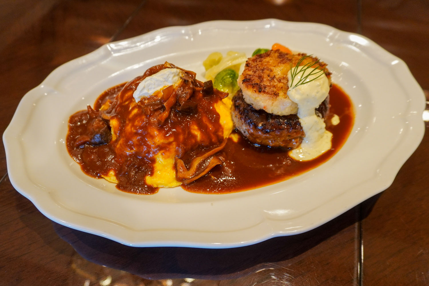 オムライス～国産牛のハッシュドビーフソース～＆クラブケーキのせ黒×黒ハンバーグ