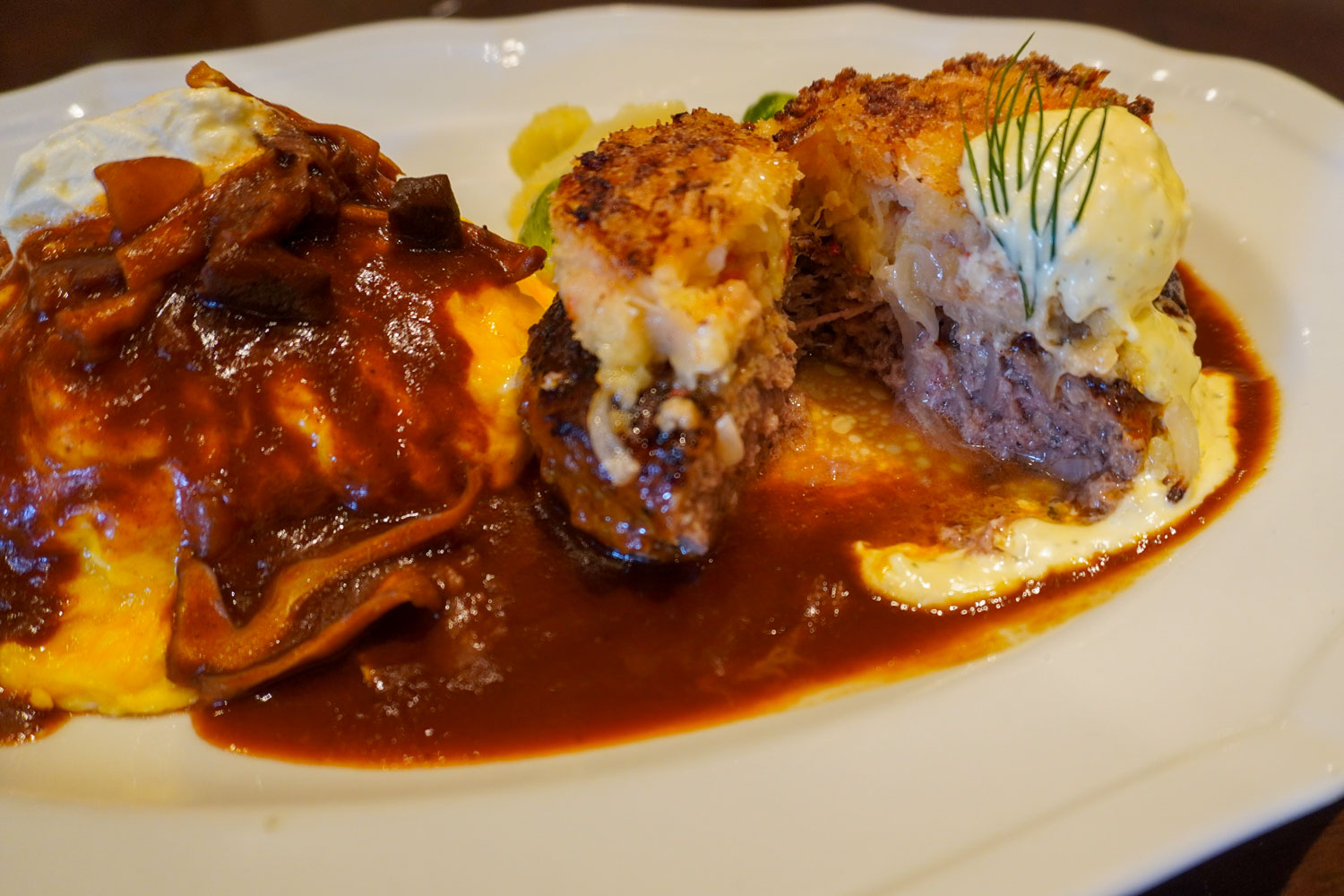 クラブケーキのせ黒×黒ハンバーグを割ったところ