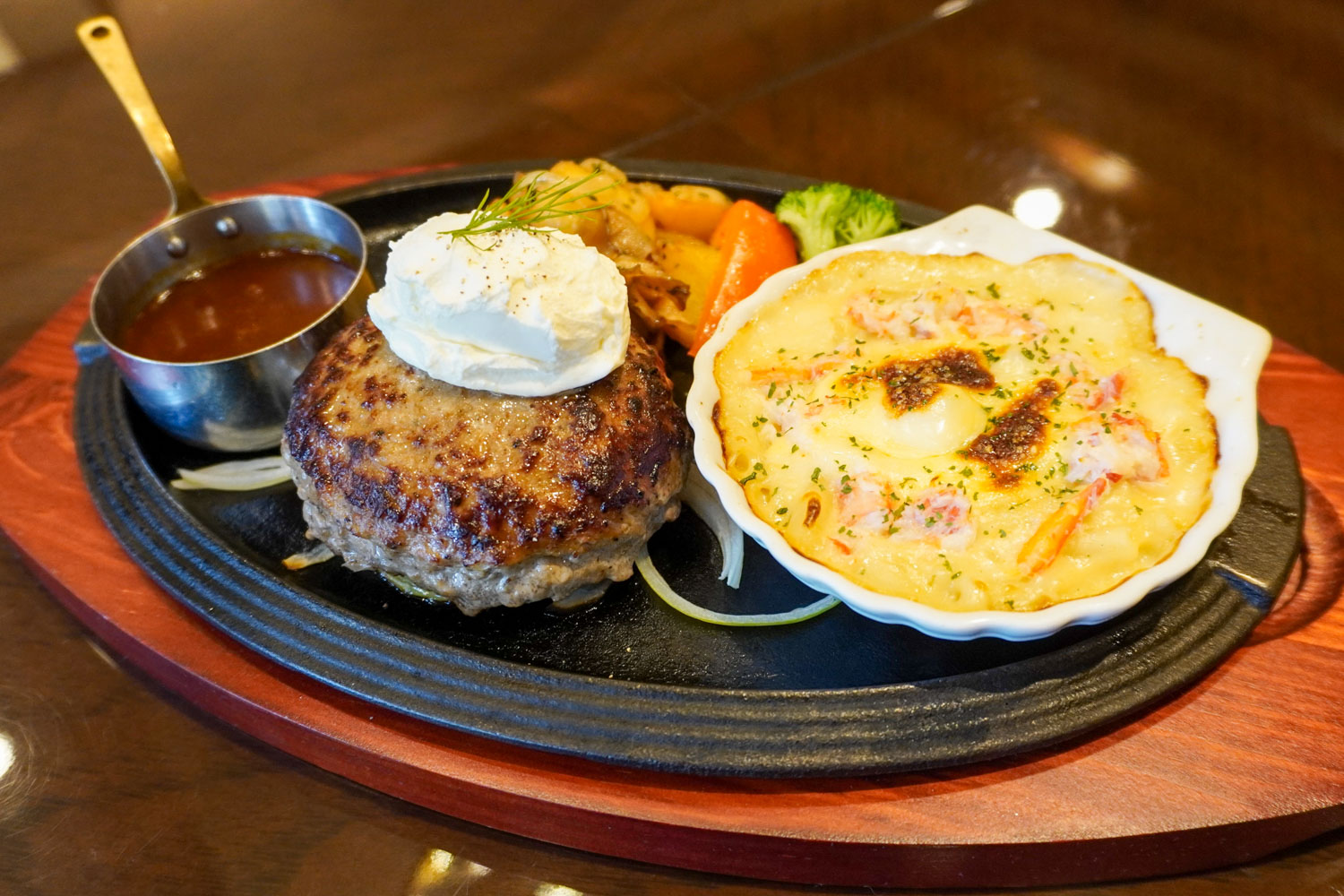 マスカルポーネの黒×黒ハンバーグ＆国産紅ずわい蟹のグラタン