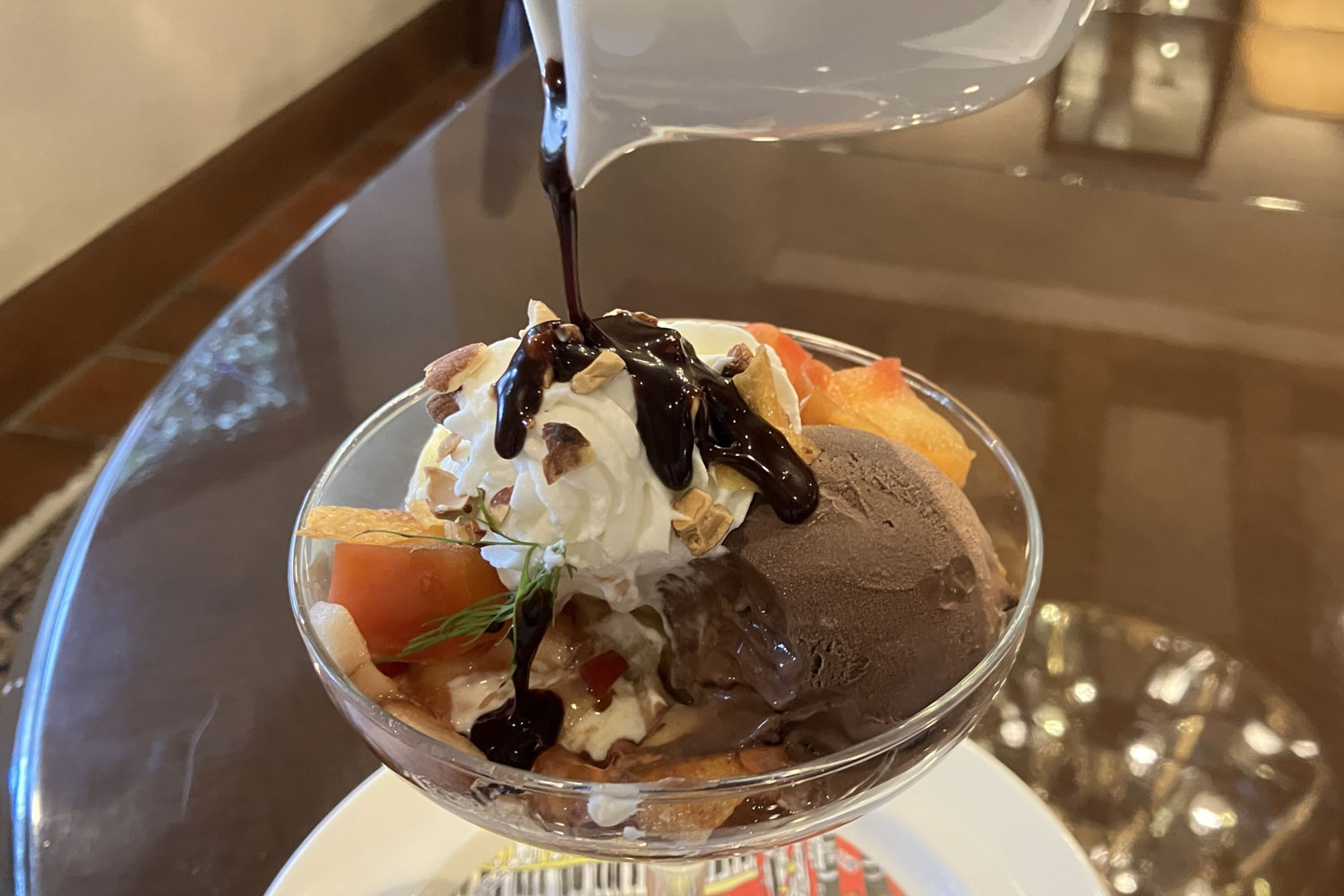 少し食べてからホットファッジソースをかけるとまた趣きが変わる