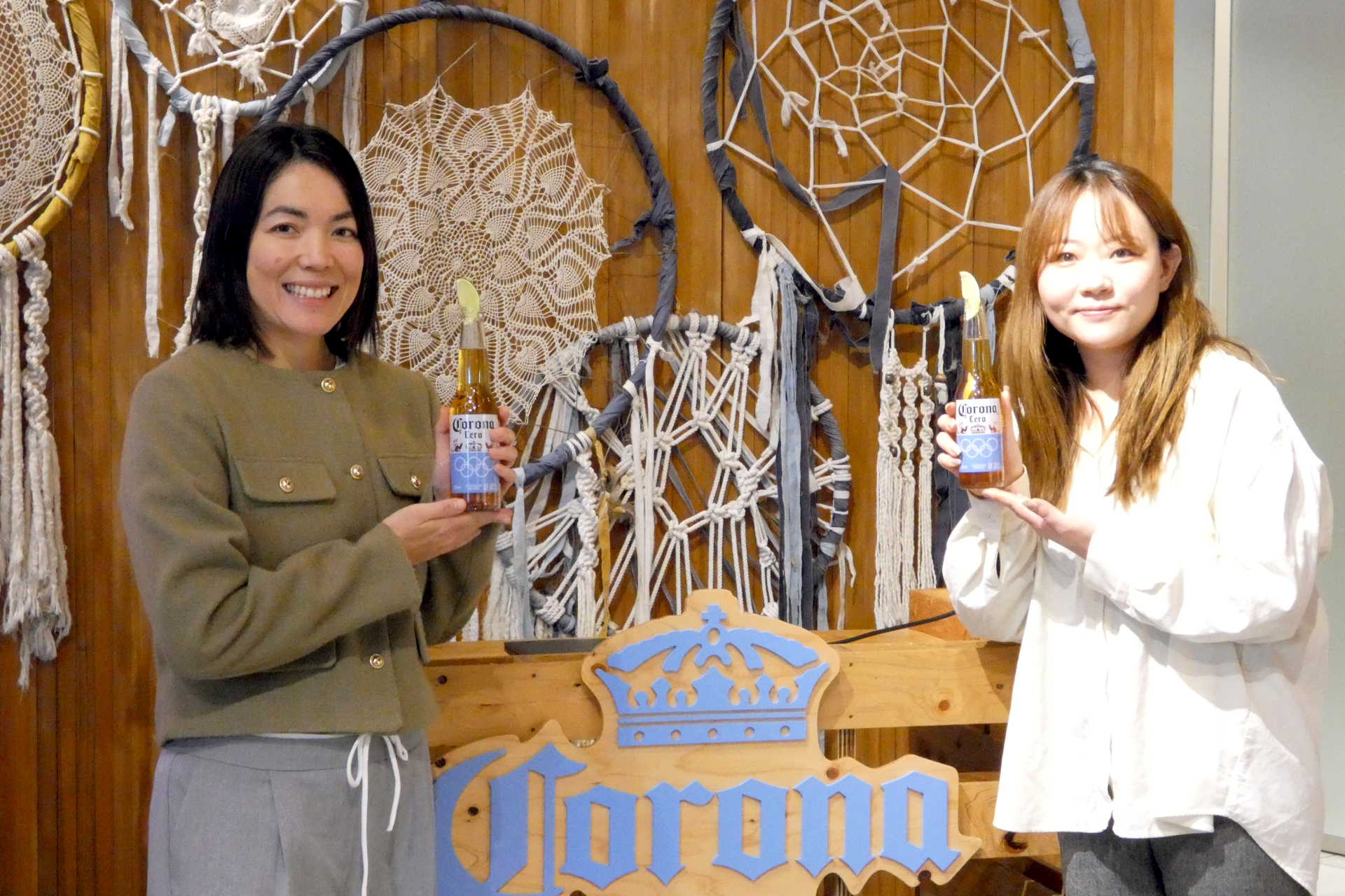 マーケティング責任者のマヤ ケアンズ氏（左）とコロナビール シニアブランドマネージャーのケイティ・キム氏（右）