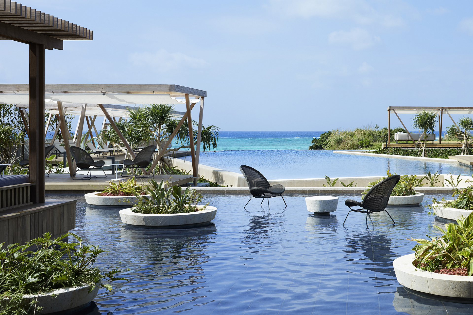 沖縄の美しい海が眼前に広がる開放的なプール