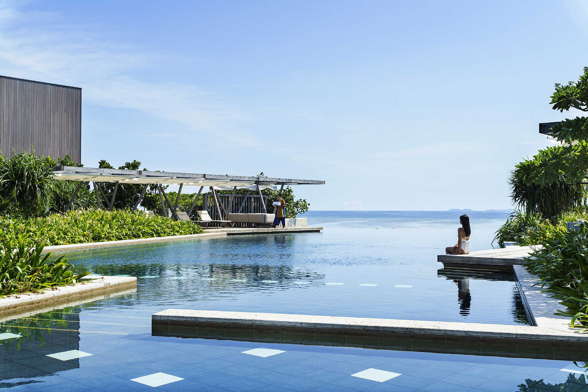 海に続いていくようなインフィニティプール