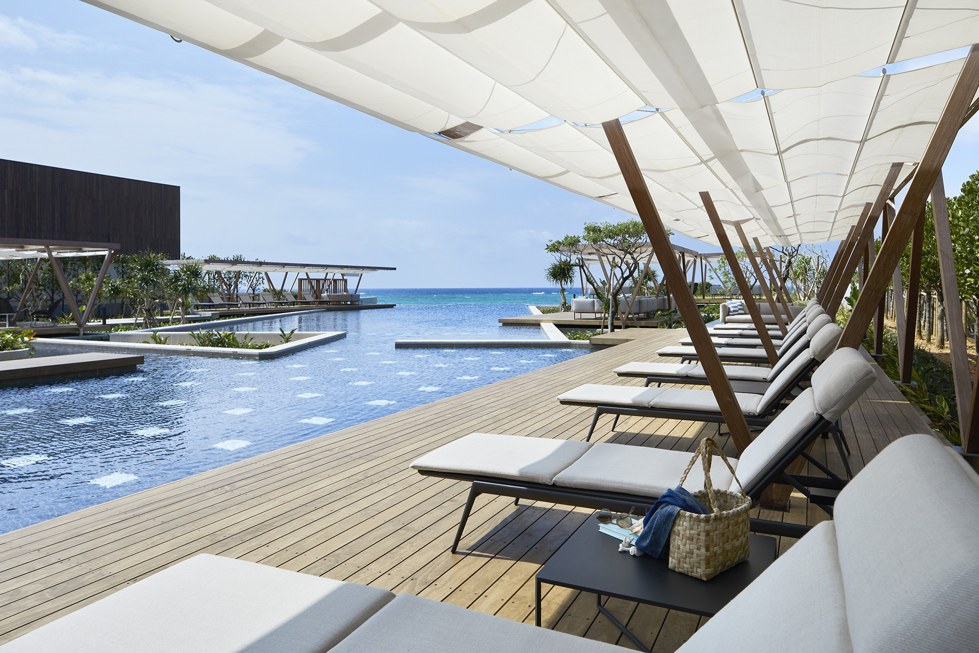 海に続いていくようなインフィニティプール