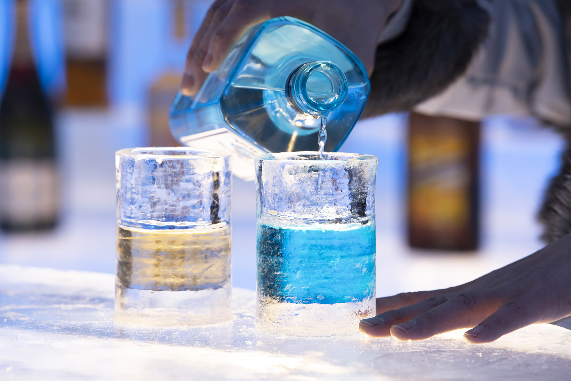 「氷のBar」では、豊富なラインアップのドリンクを氷のグラスで楽しめる