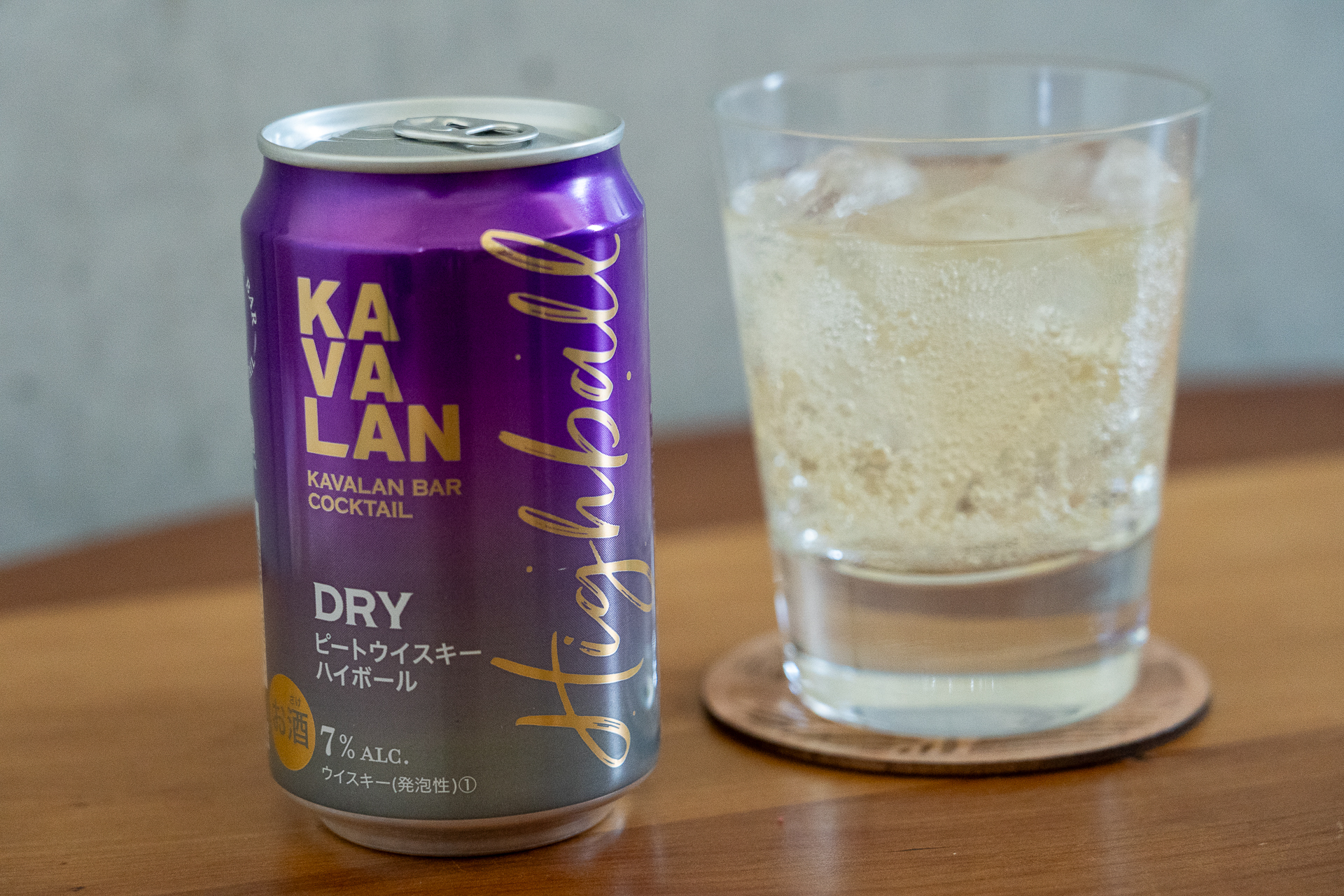 原材料は原酒と炭酸のみ。「カバラン ピートウイスキーハイボール 320ml」（528円）
