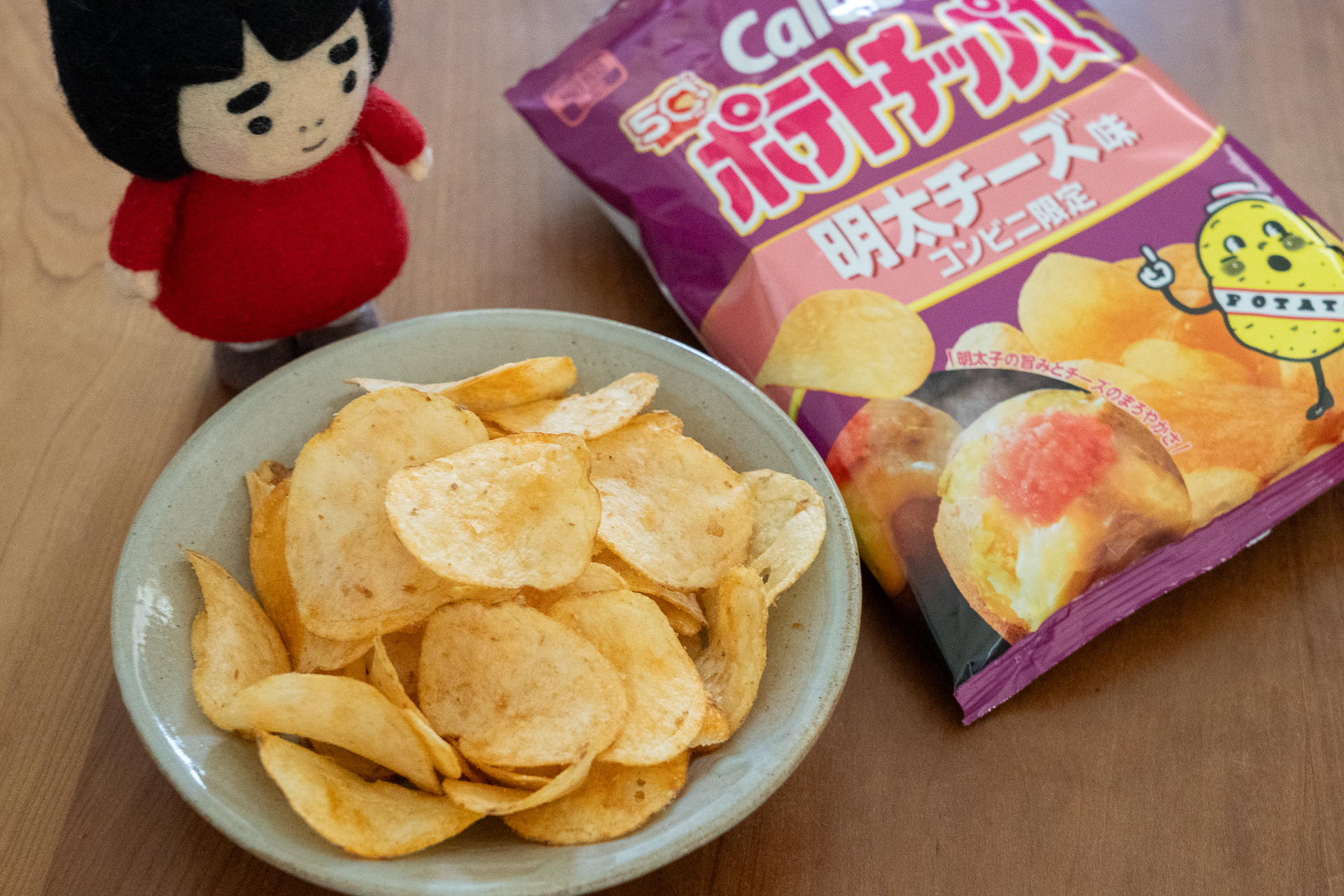 今年9月で発売50周年を迎えた「カルビーポテトチップス」。この商品も50thのロゴ入り