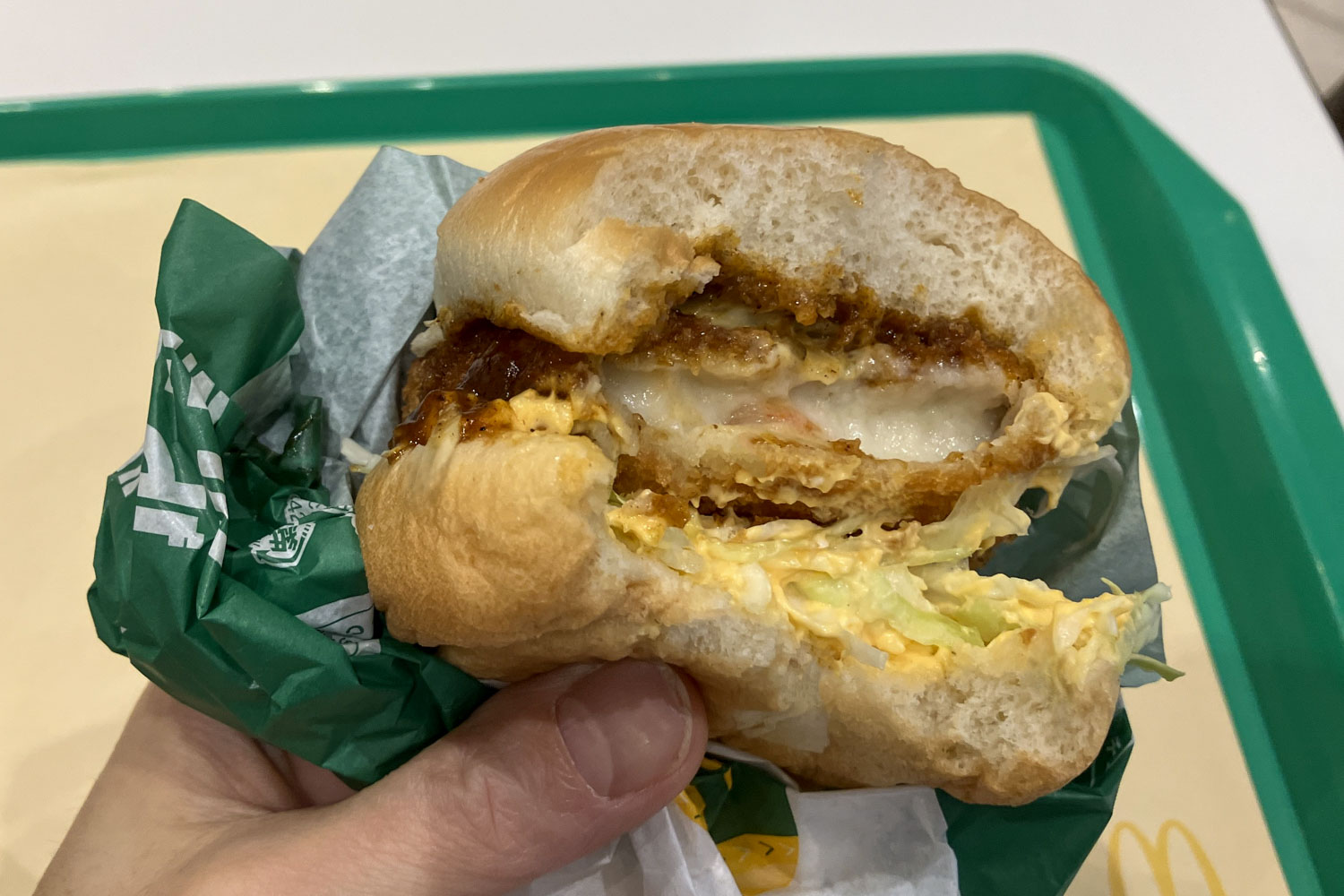 「トロ旨タルタル＆デミグラコロ」を食べると、濃厚でリッチな味わい