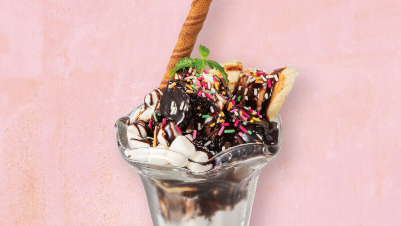 「あまさ3倍 たっぷりチョコソースのデビルパフェ」（748円）