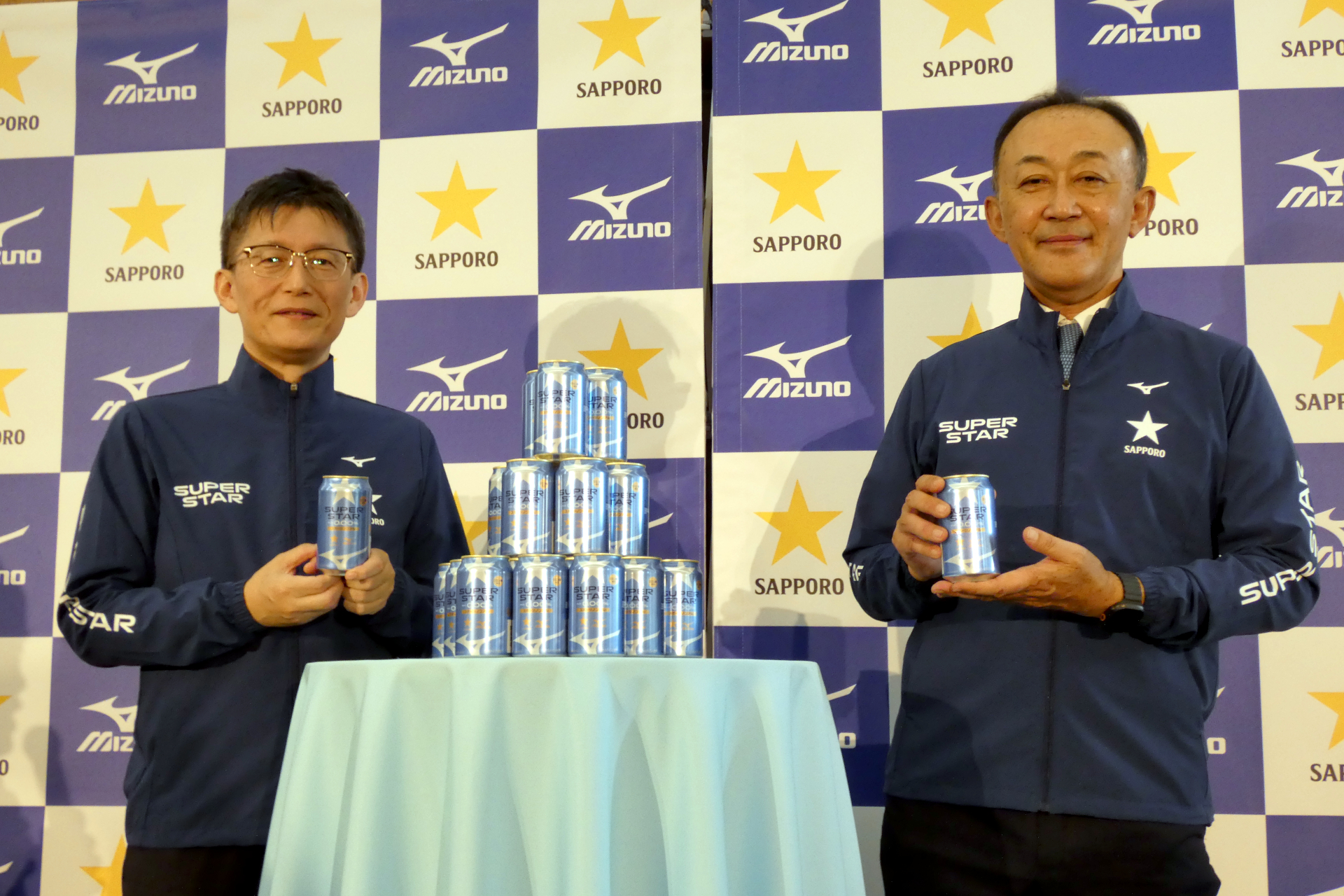サッポロビール 上席執行役員 マーケティング本部長の坂下聡一氏（左）とミズノ 取締役 常務執行役員の中田匠氏（右）