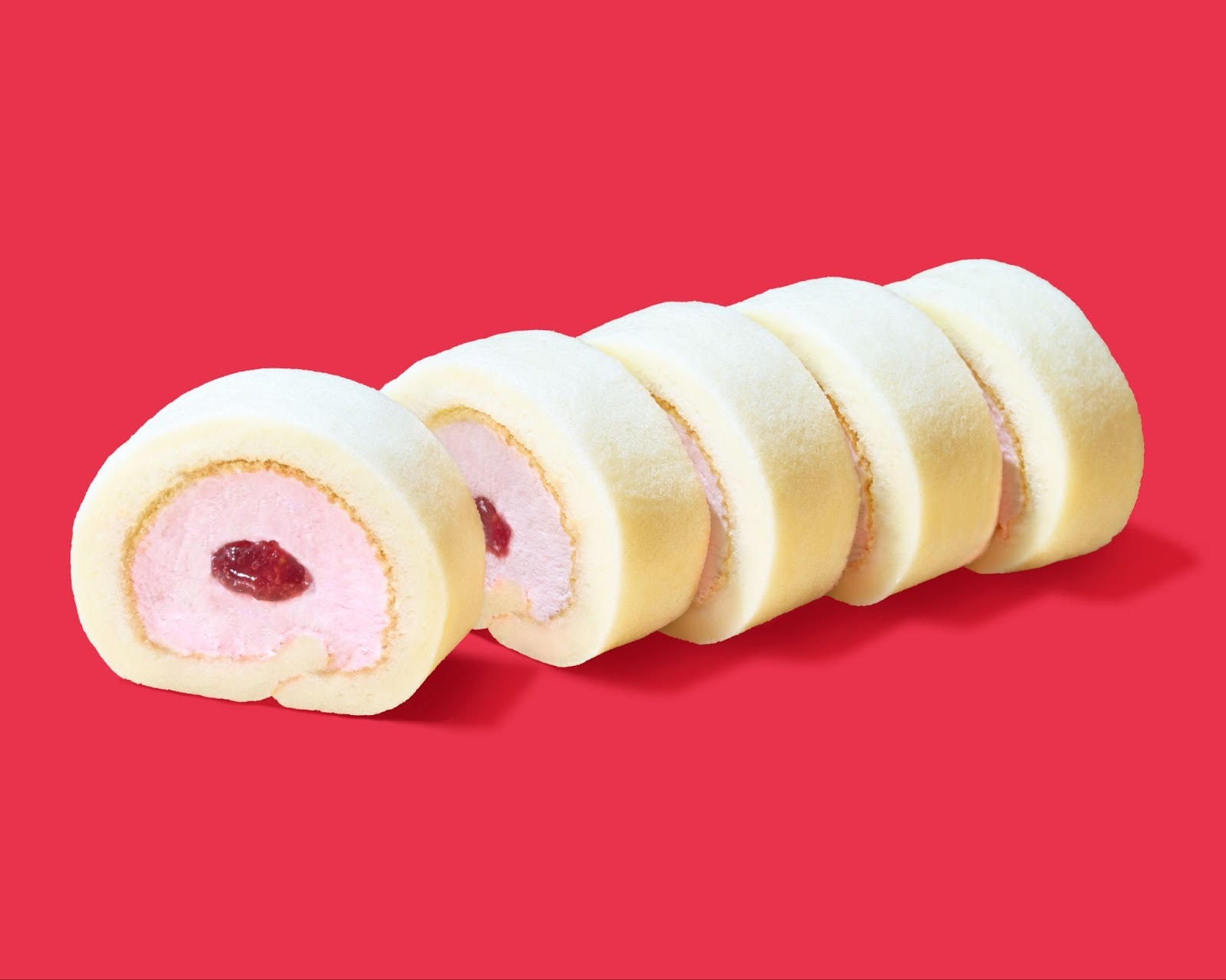 「もっちりクリームロール（いちごソース入り）」（380円）