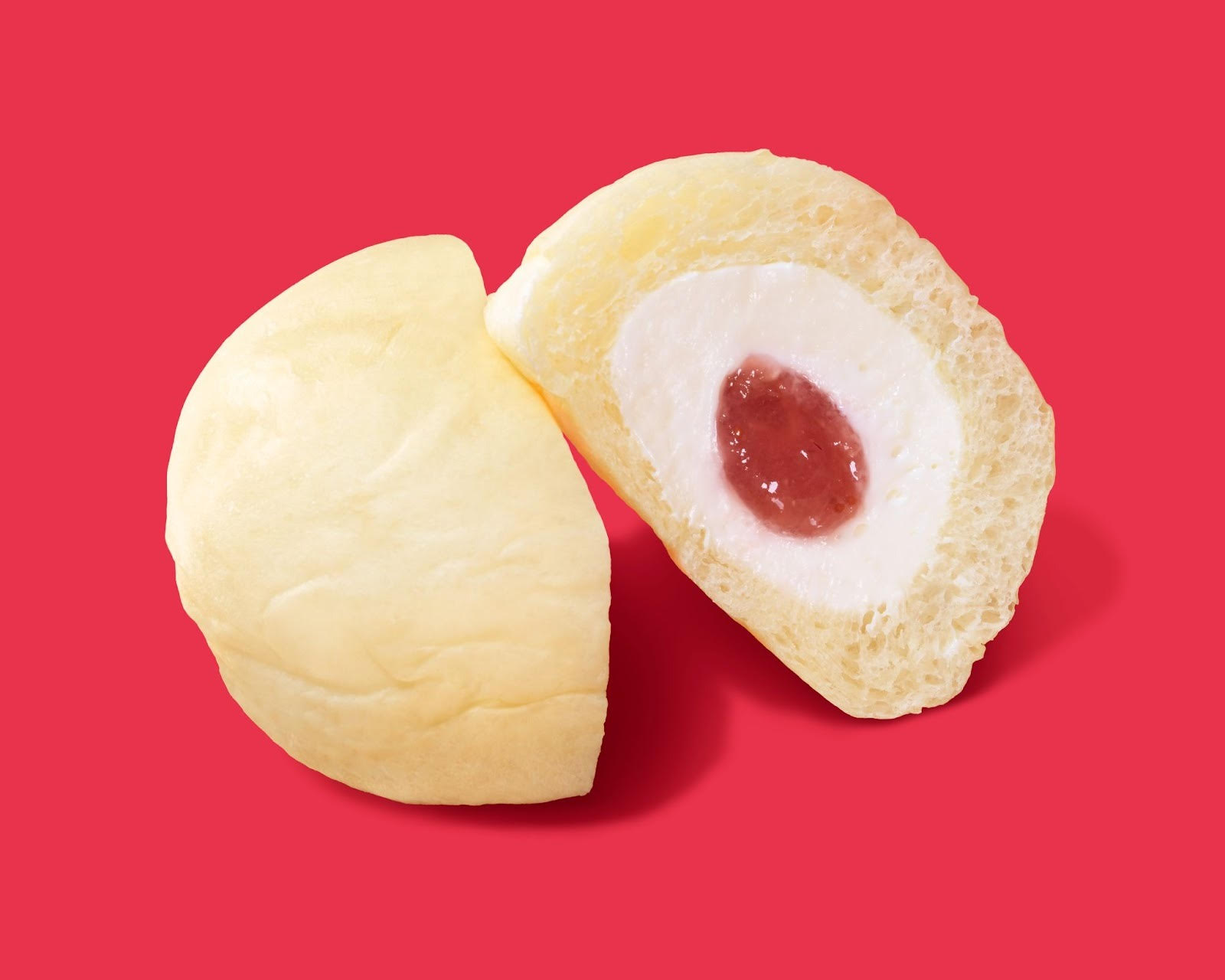 「八天堂 冷やして食べる白いくりーむパン 福岡あまおういちご」（298円）