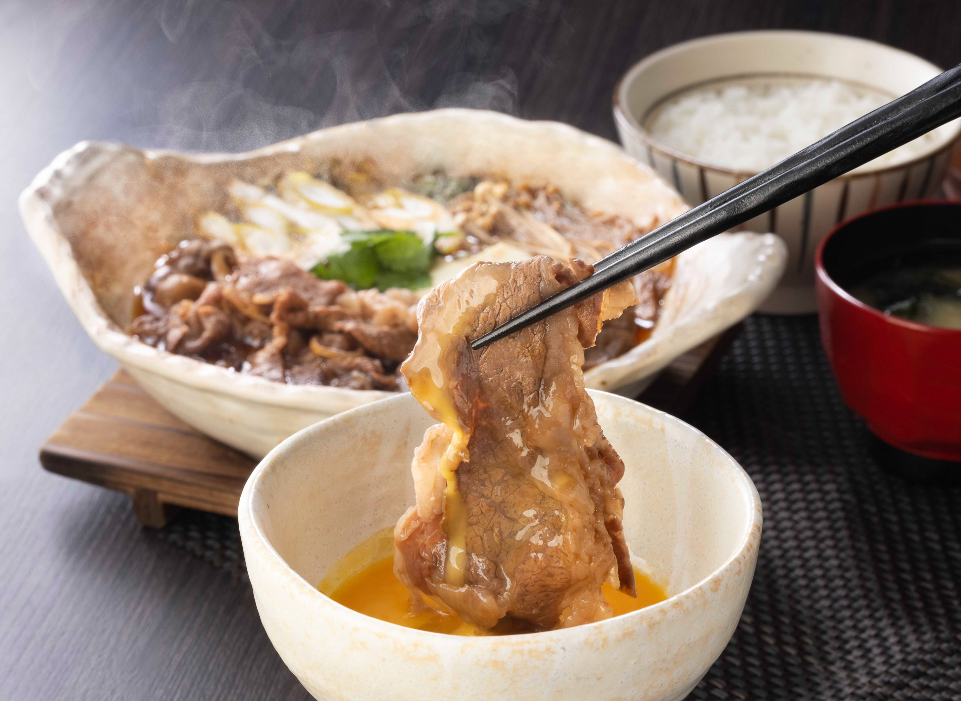 国産黒毛和牛の霜降り肉を溶き卵を付けて味わう