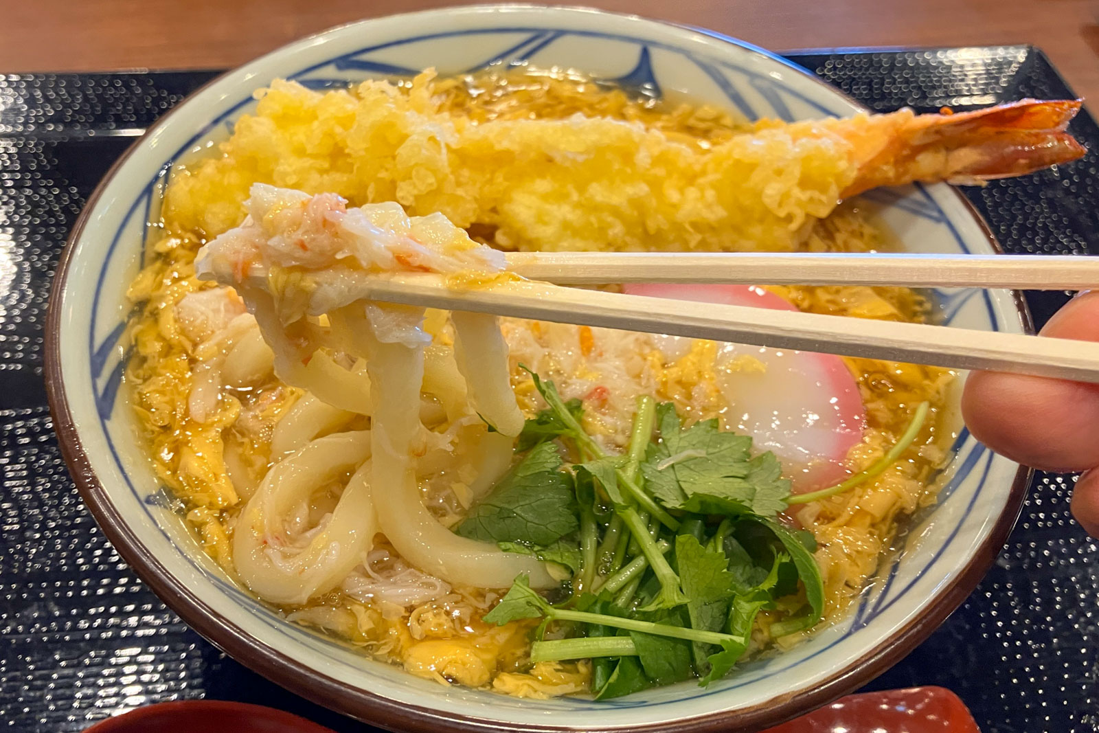 本ずわい蟹のほぐし身が玉子あんのうどんに絡まり美味