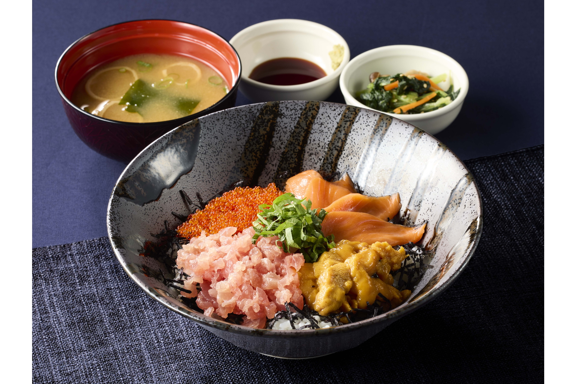 「濃厚ウニの豪華四色丼」（1859円）