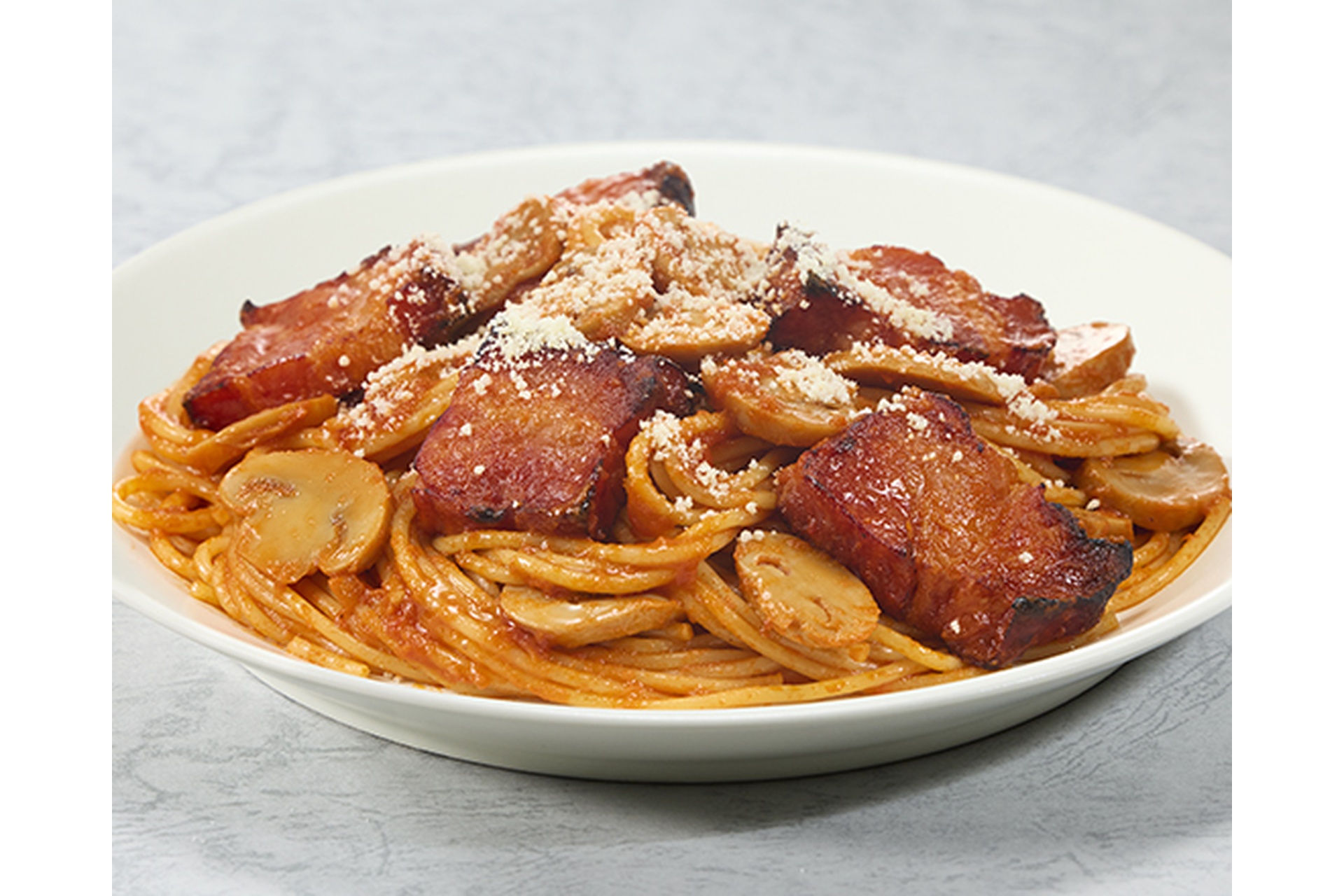 アマトリチャーナ（ベーコンときのこのトマトパスタ）
