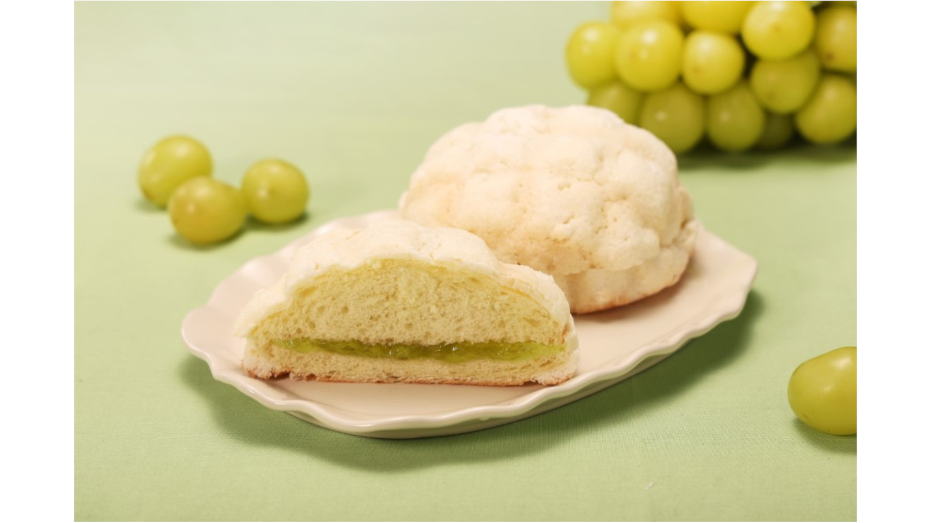ローソン「白いメロンパン（山梨県産シャインマスカットのジャム）」（171円）