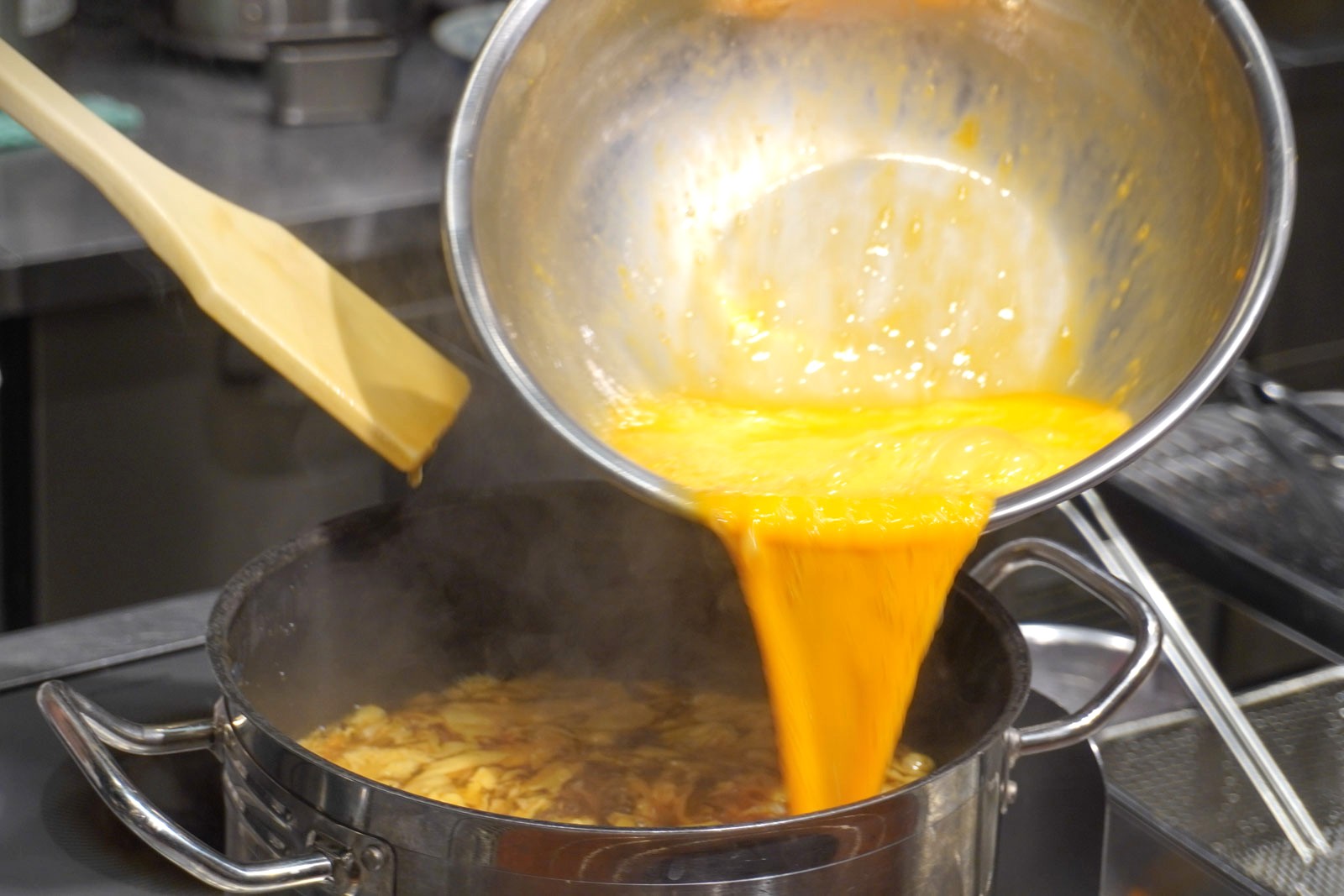 店内で玉子あんかけを手づくり