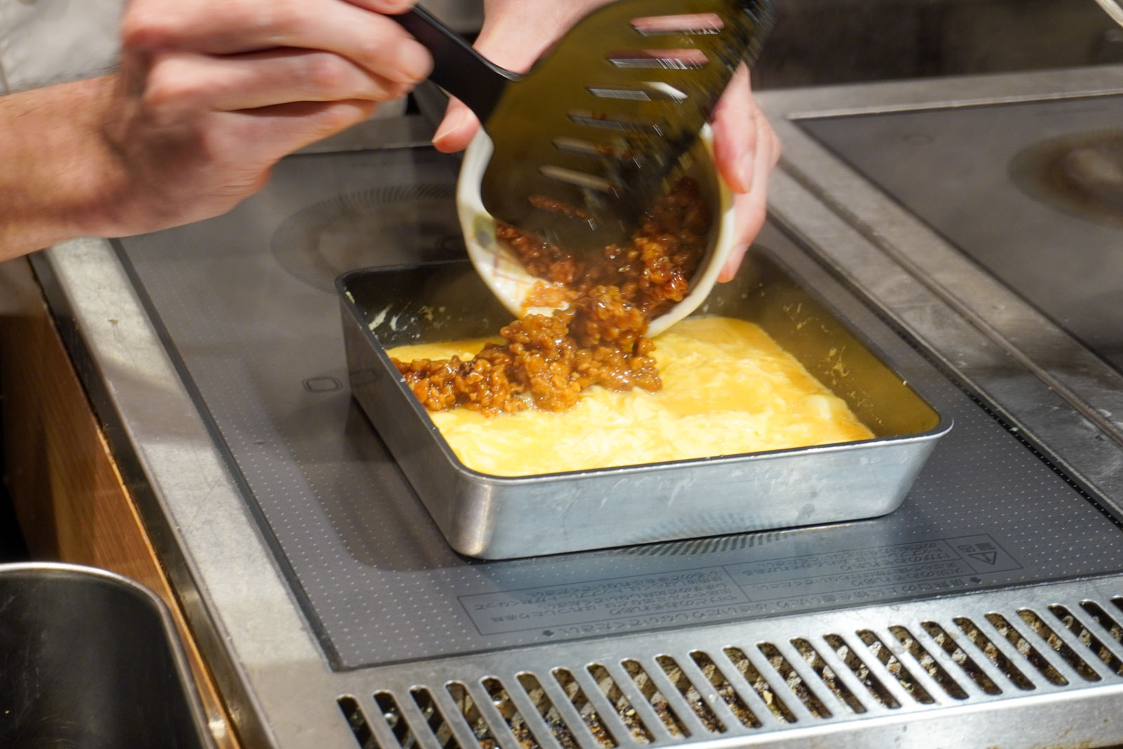 注文ごとにだし巻玉子を焼き上げる