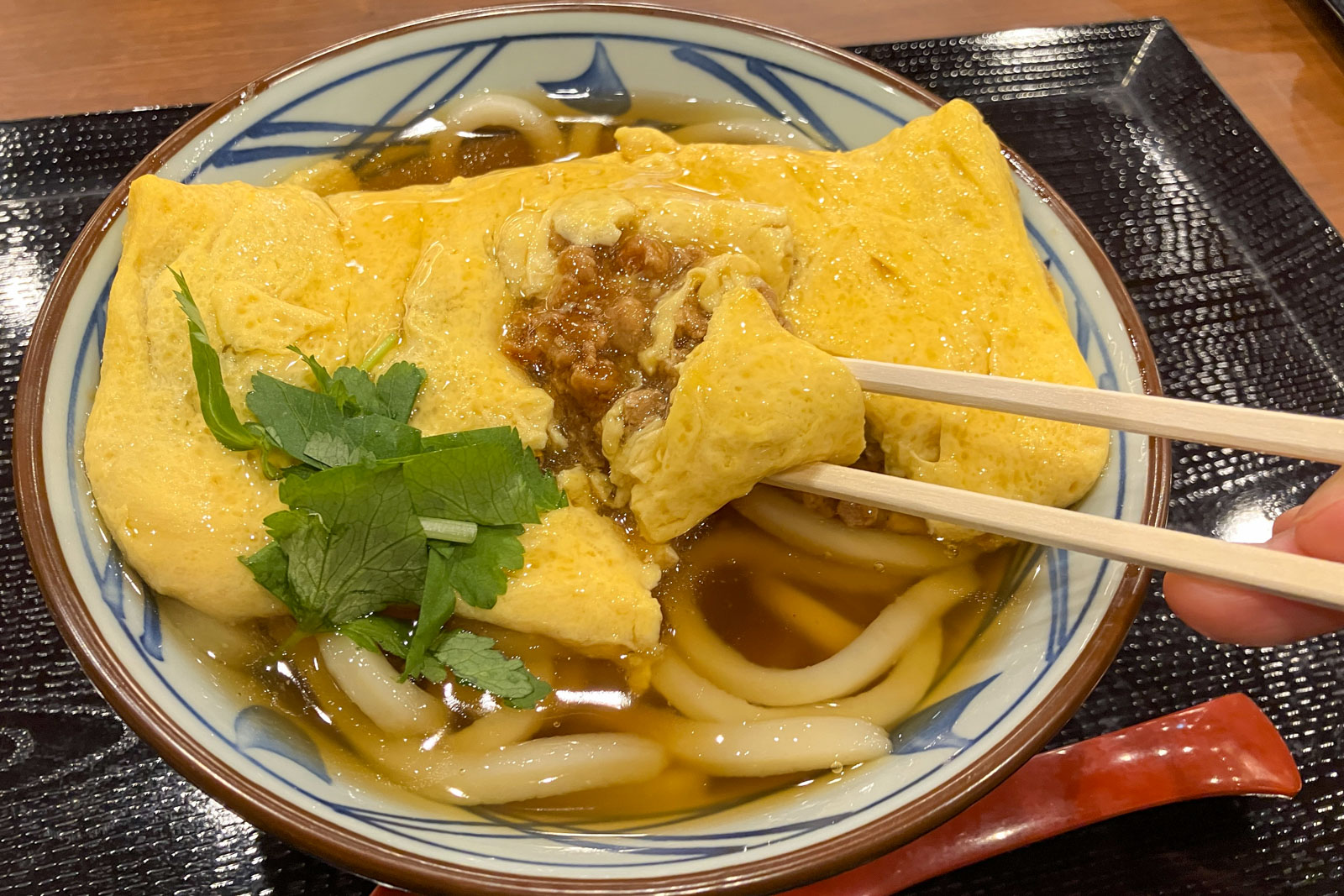 だし巻玉子を割るとトロっとそぼろが出てくる