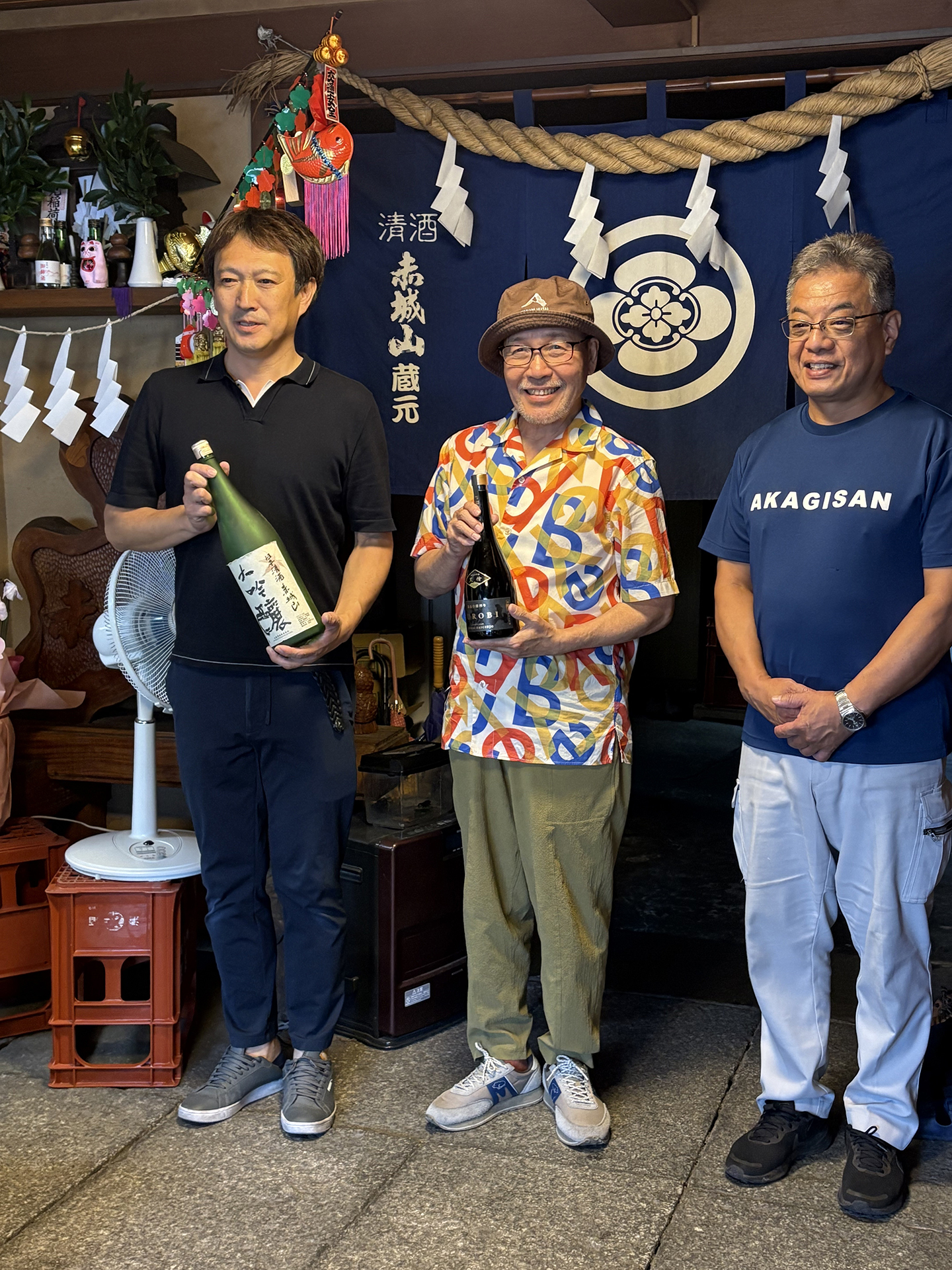 近藤酒造を訪問し、味わいを確かめる久住昌之氏