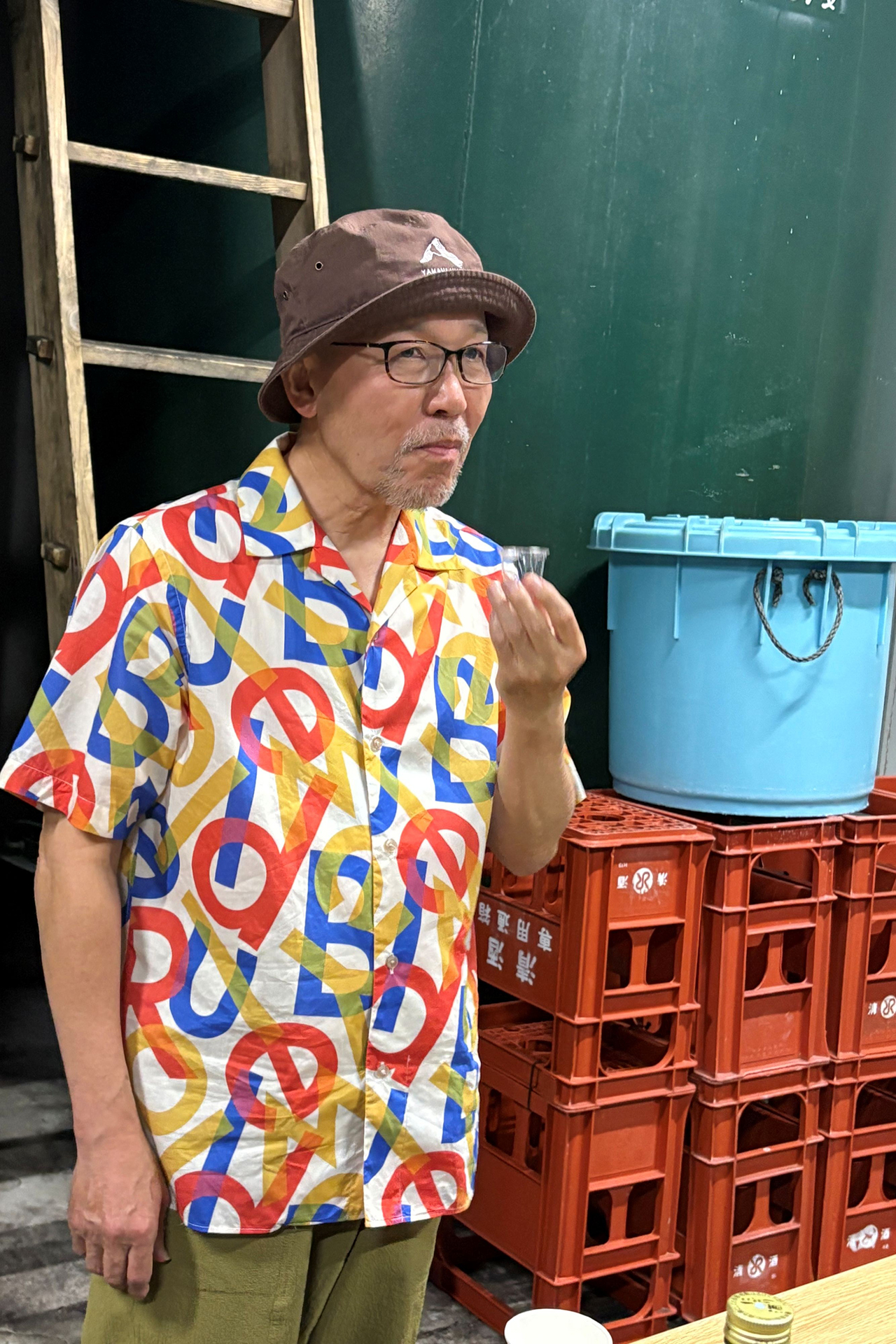 近藤酒造を訪問し、味わいを確かめる久住昌之氏