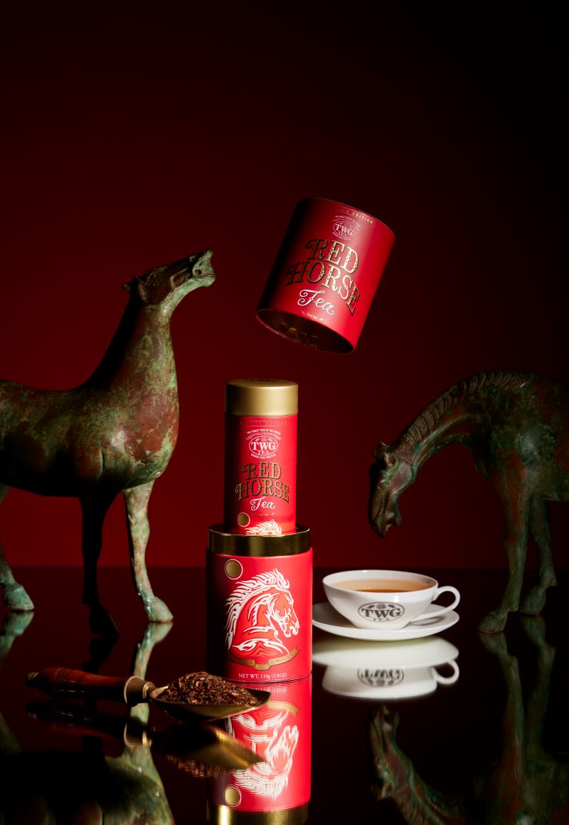 特別な金色の“火の馬”が躍動する真紅のティンに収められている