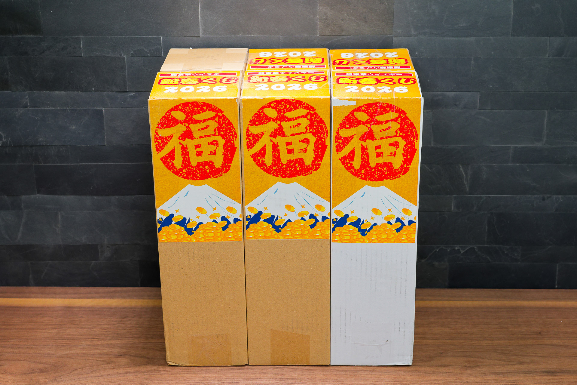 届いた5口分のウイスキーたち。左奥の6本目は梱包や輸送上の都合から追加された空箱