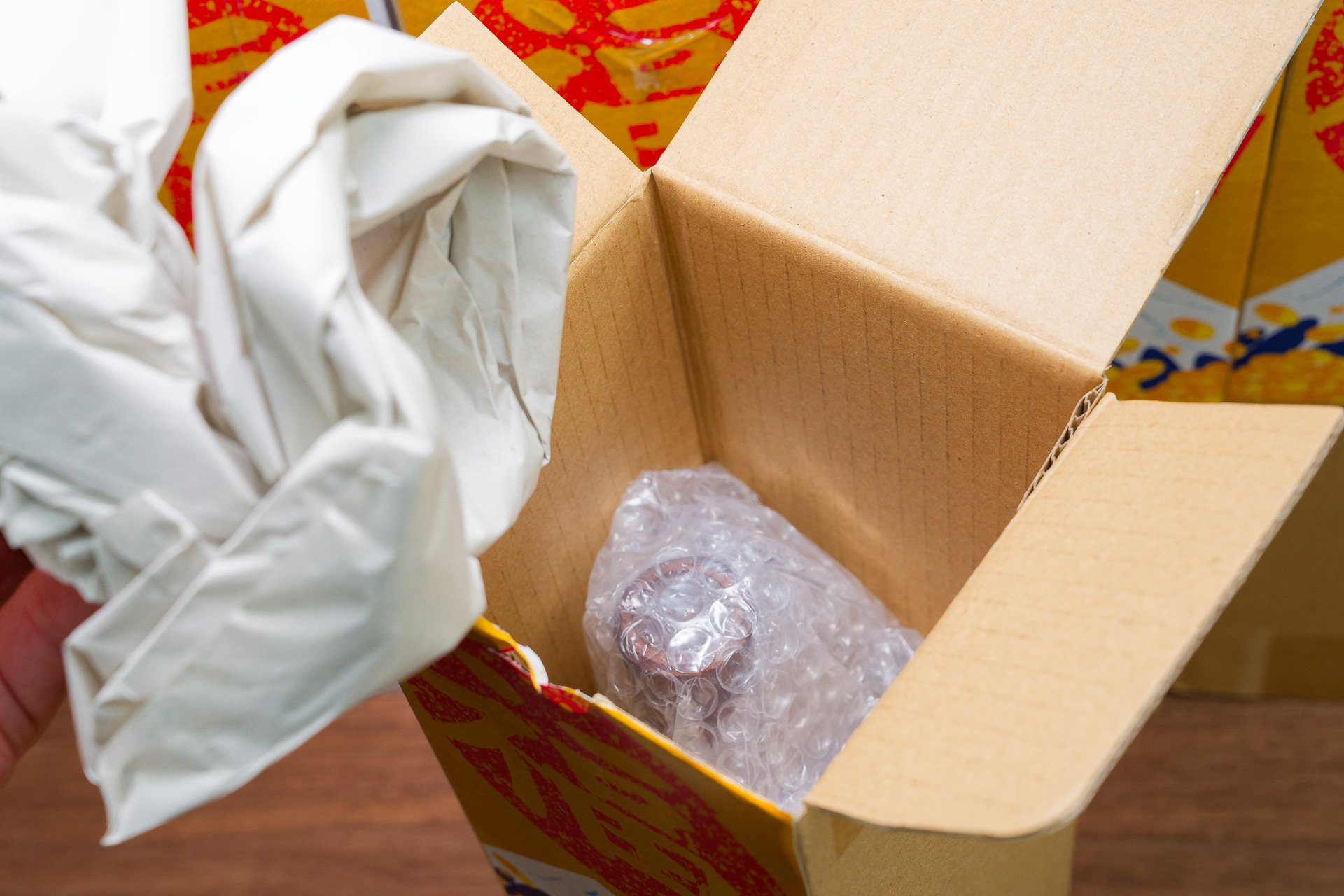 緩衝材を取り除くと、茶色っぽいキャップのボトルが見えてきました