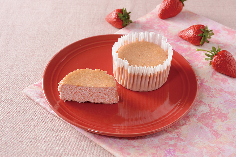 「Uchi Café 生ベイクドいちごチーズケーキ」（297円）
