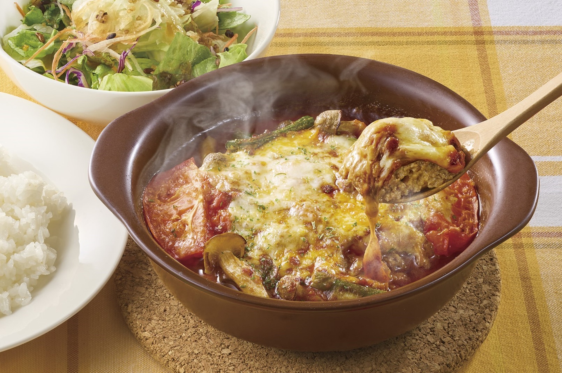 スプーンで食べるジューシーハンバーグ＋サラダ・ライスセット