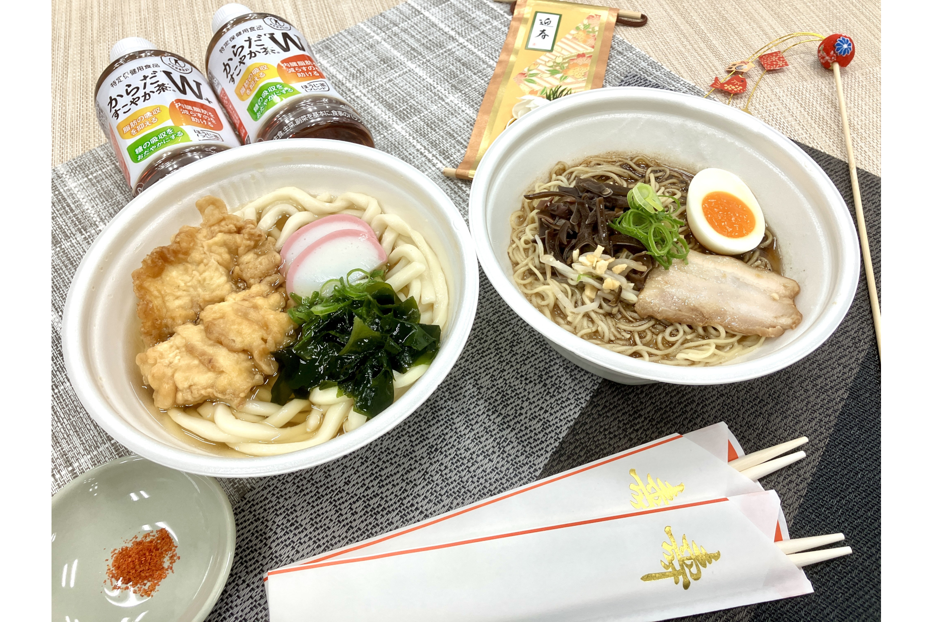 ファミマ「九州産鶏むね肉使用 とり天うどん」（左）と「味千拉麺監修 とんこつラーメン（黒マー油入り）」（右）