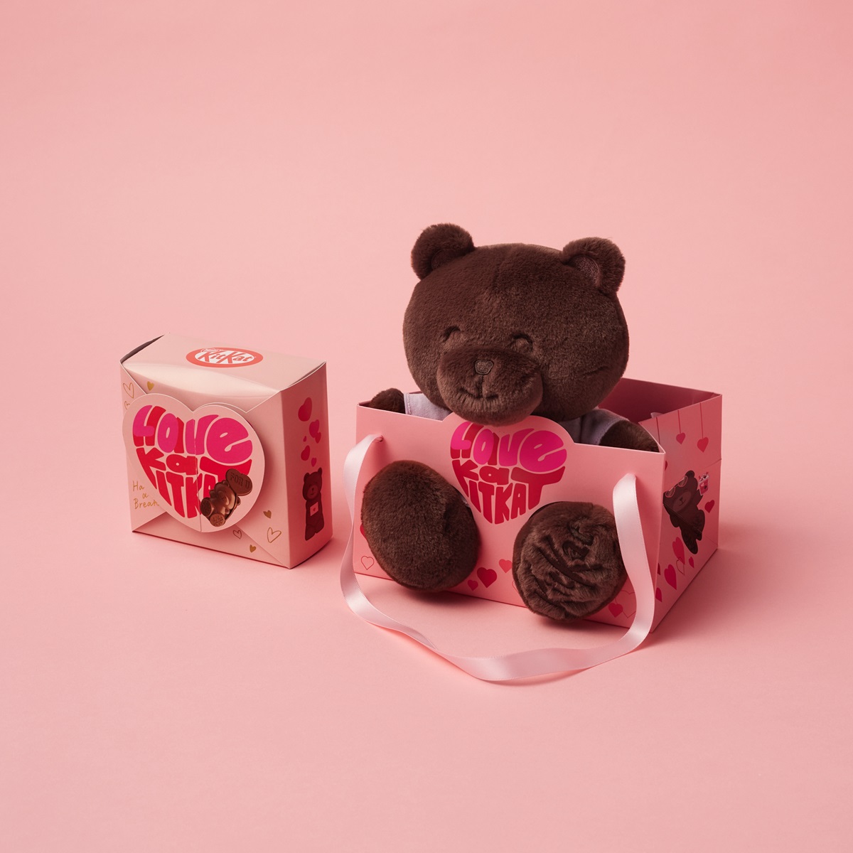 キットカット ハートフルベアー ボックス（8個入り）1080円、ぬいぐるみ4950円