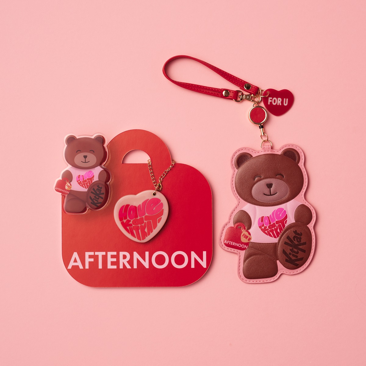 スマートフォングリップ1980円、ミラーコームチャーム1650円、リール付きパスケース2970円