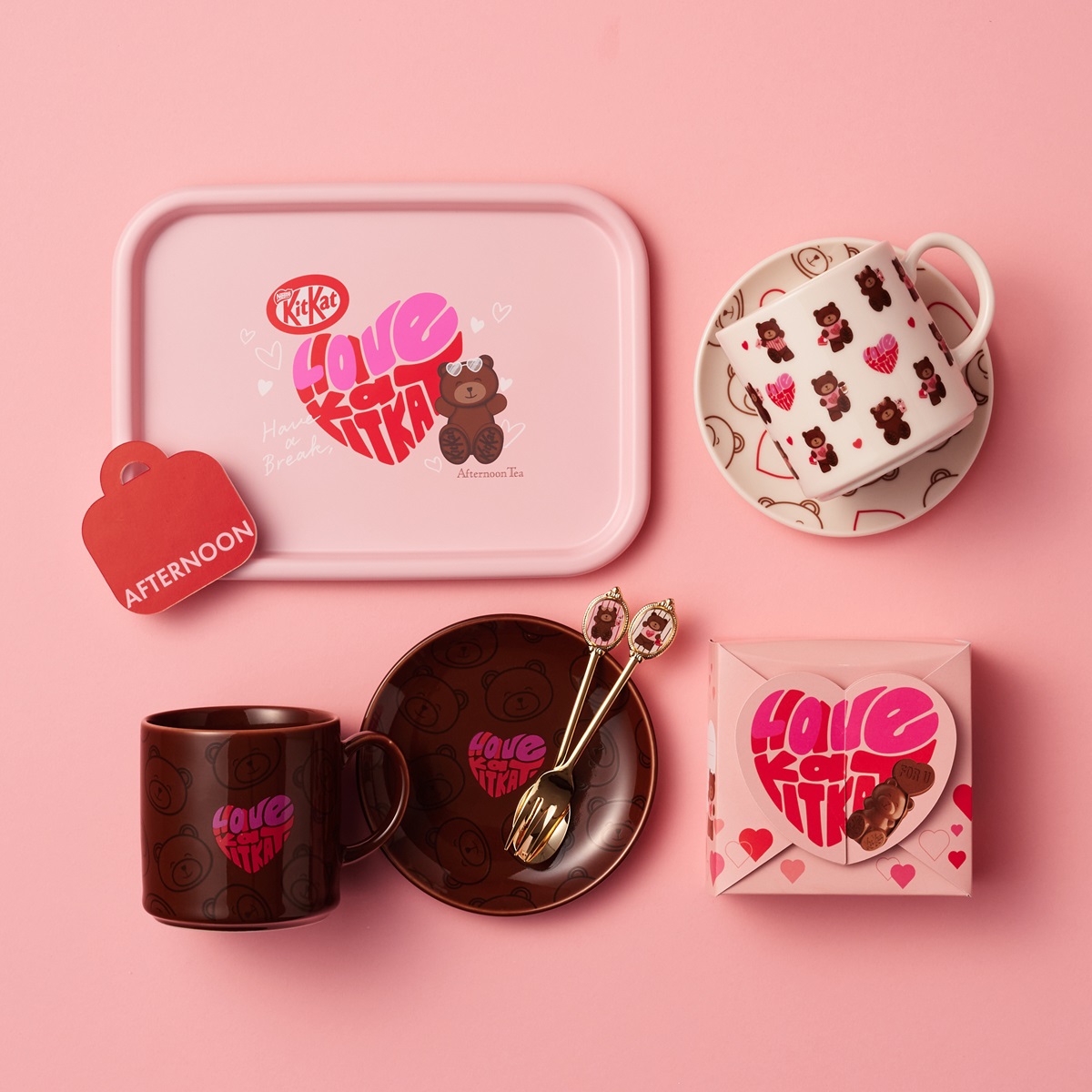 レンジトレー1980円、マグカップ各1980円、ケーキプレート各1540円、ティースプーン990円、ケーキフォーク990円、キットカット ハートフルベアー ボックス（8個入り）1080円