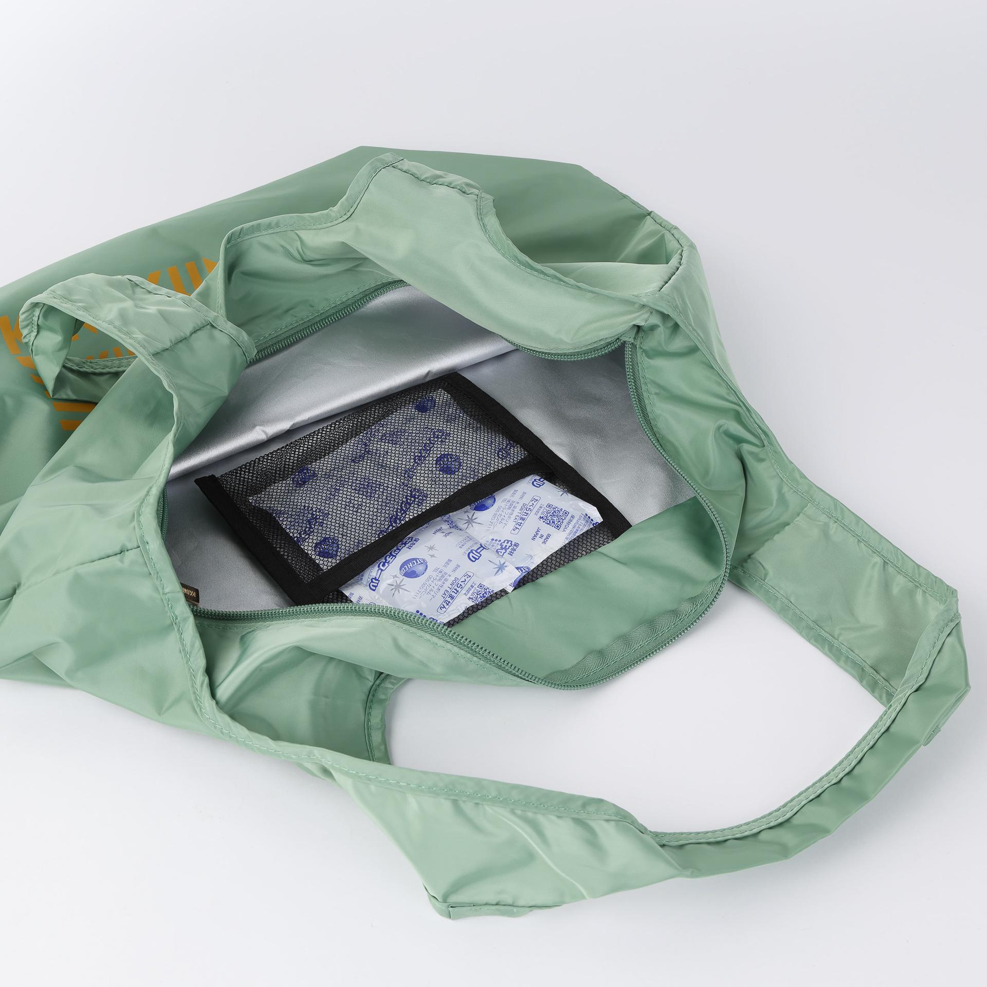 保冷剤を入れるメッシュポケットとファスナーで保冷機能をアップ