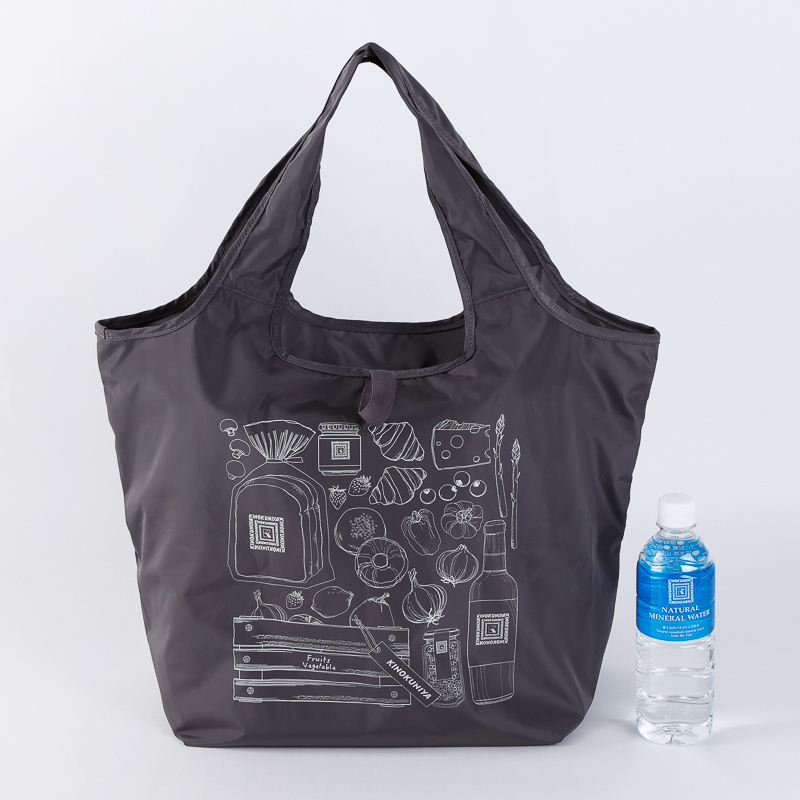 表面はいつもの紀ノ国屋のロゴ、裏面はイギリスパンやあんぱん、フルーツや野菜、ワインなど、紀ノ国屋の人気商品をモチーフにしたデザイン