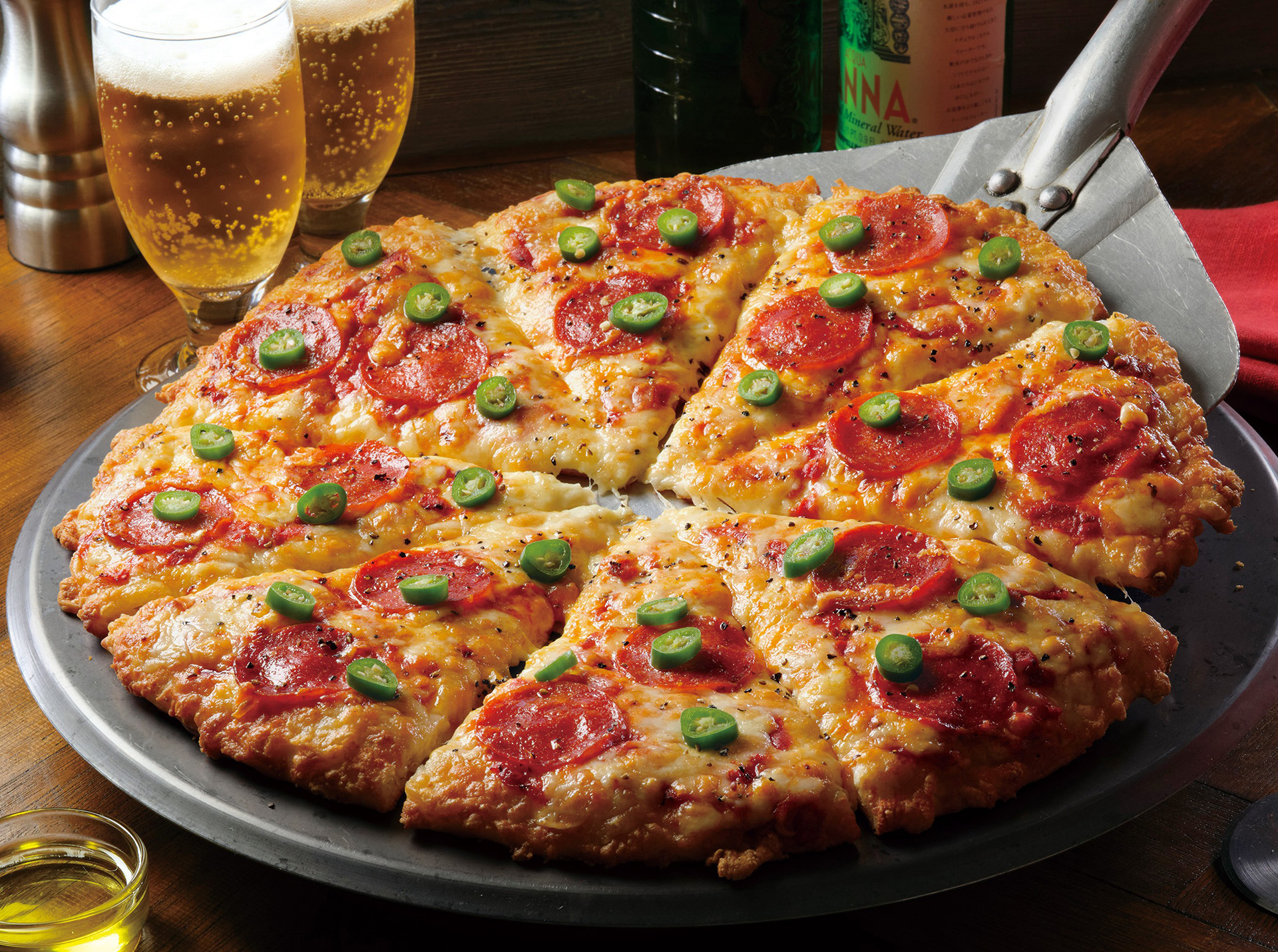 「ピザーラ セラーノペッパー～熟成サラミの旨辛ピザ～」（P 1980円～、M 2280円～、L 3640円～）